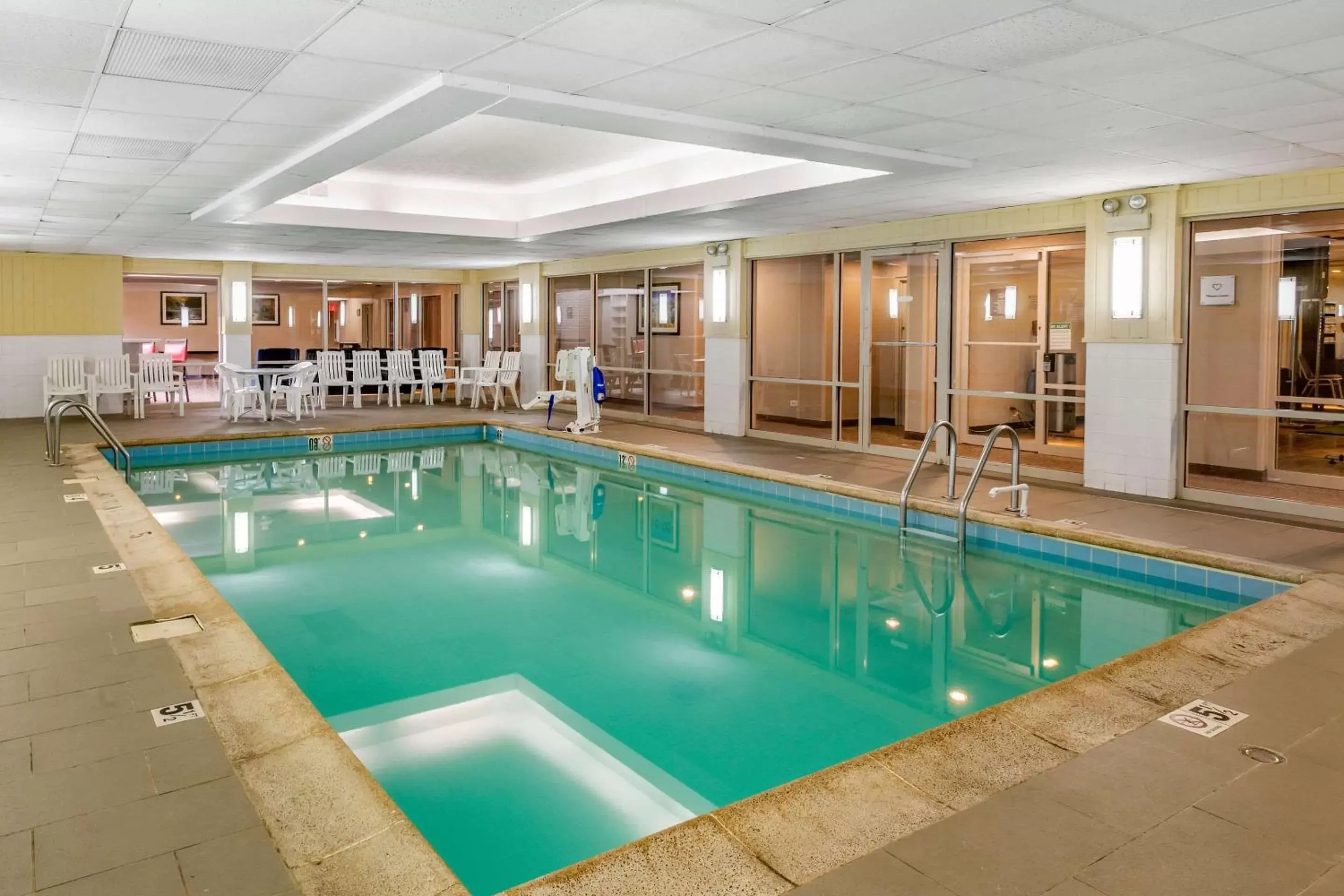 Swimming Pool in Comfort Suites Oakbrook Terrace near Oakbrook Center