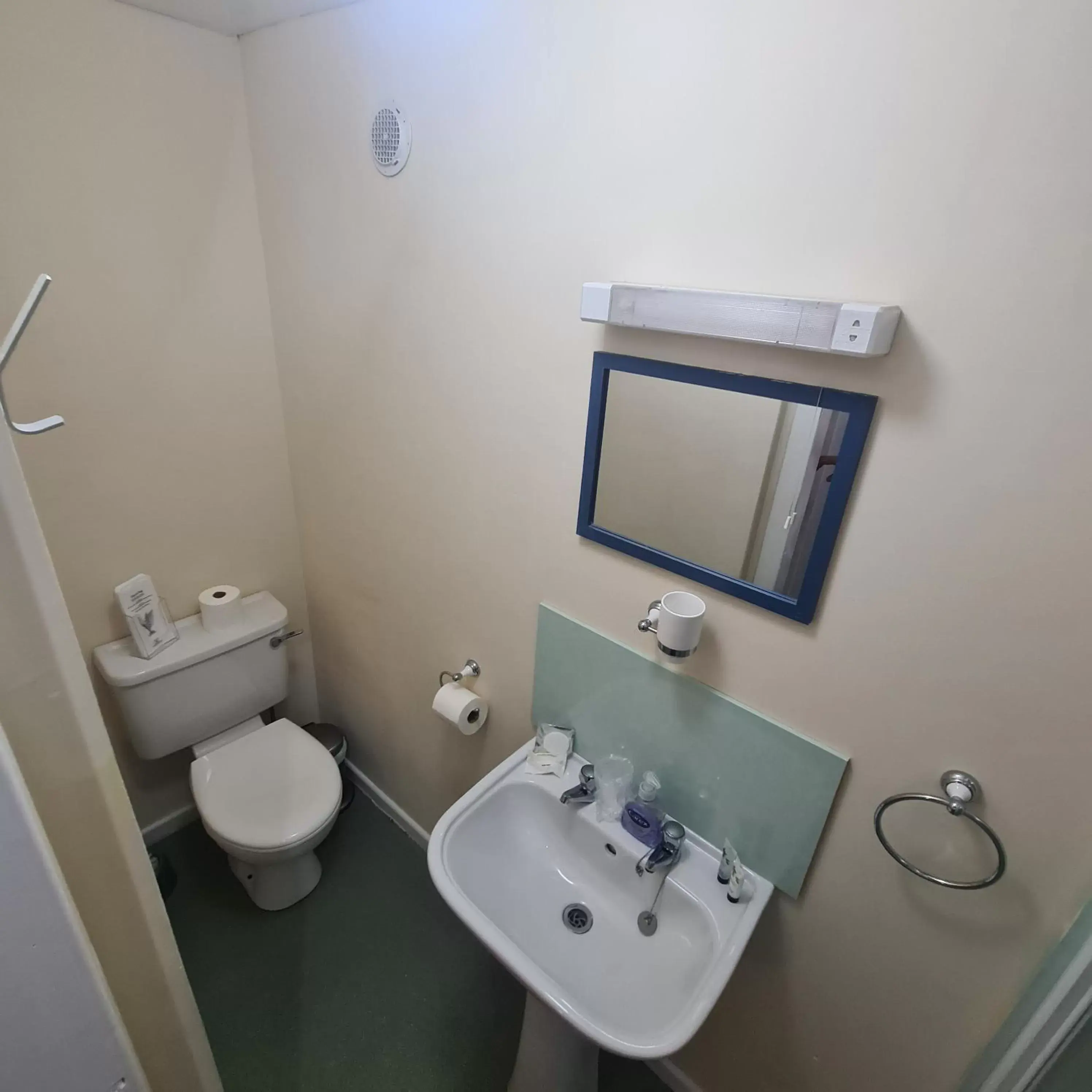 Standard Single Room with Shower in Glenmoore Guest House