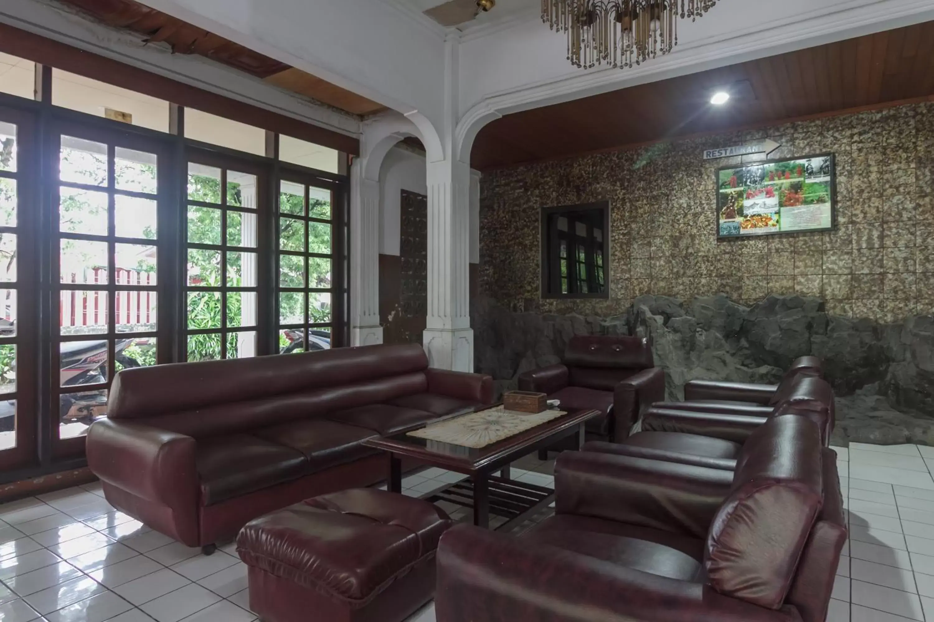 Living room, Seating Area in RedDoorz at Jalan Babepalar Rike Manado