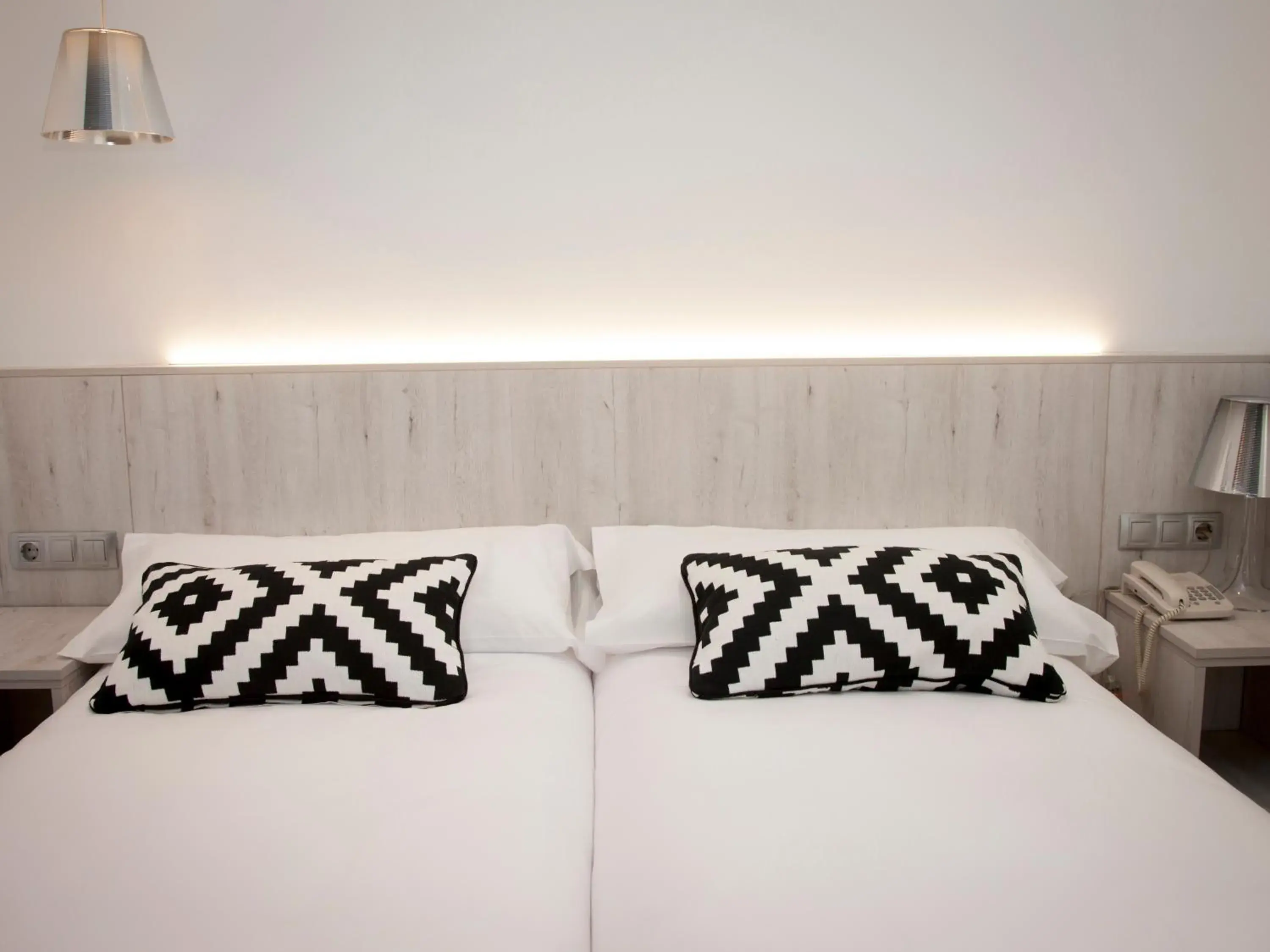Shower, Bed in Hotel Restaurante Cadosa