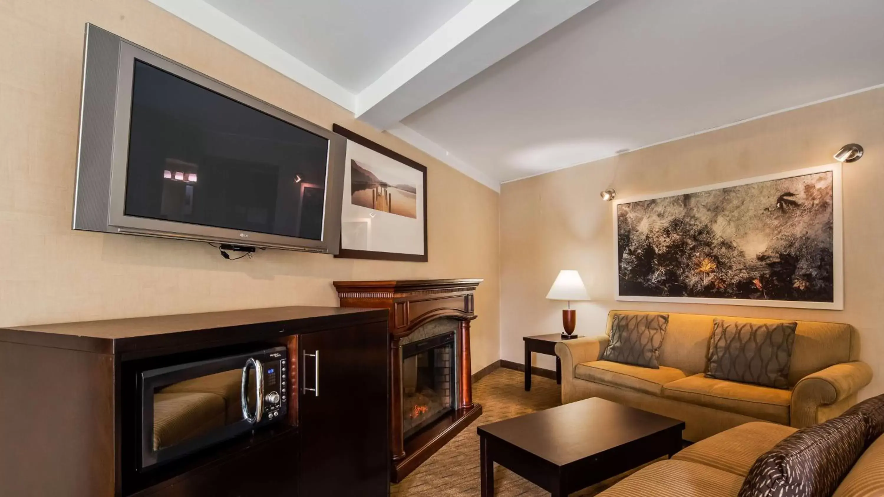 Photo of the whole room, TV/Entertainment Center in Best Western Plus Silverdale Beach Hotel