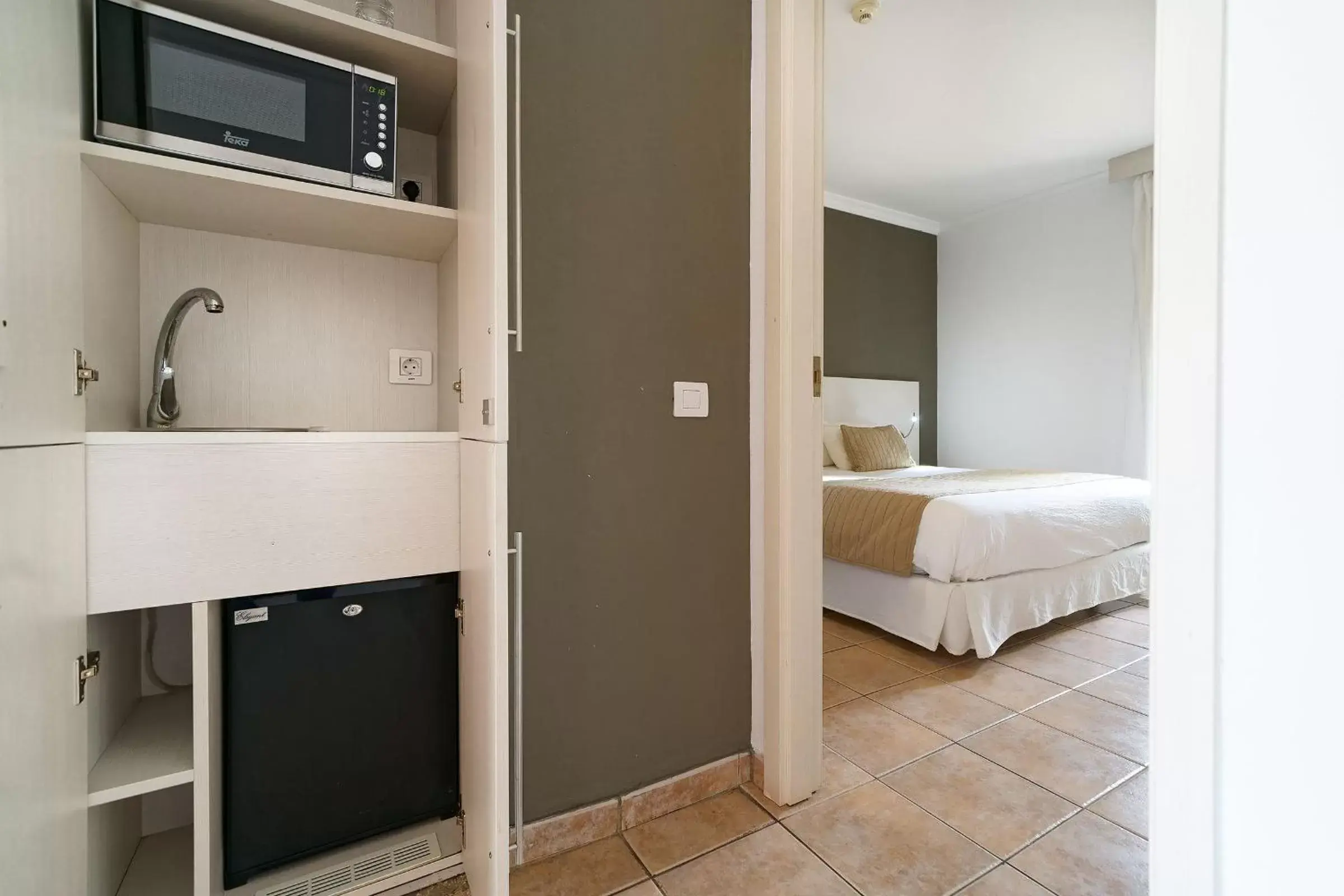 Kitchen or kitchenette, Bed in BULL Vital Suites & Spa