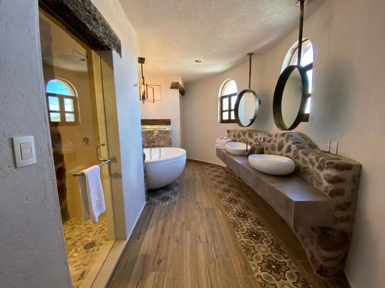 Shower, Bed in Suites Campestres Montebello