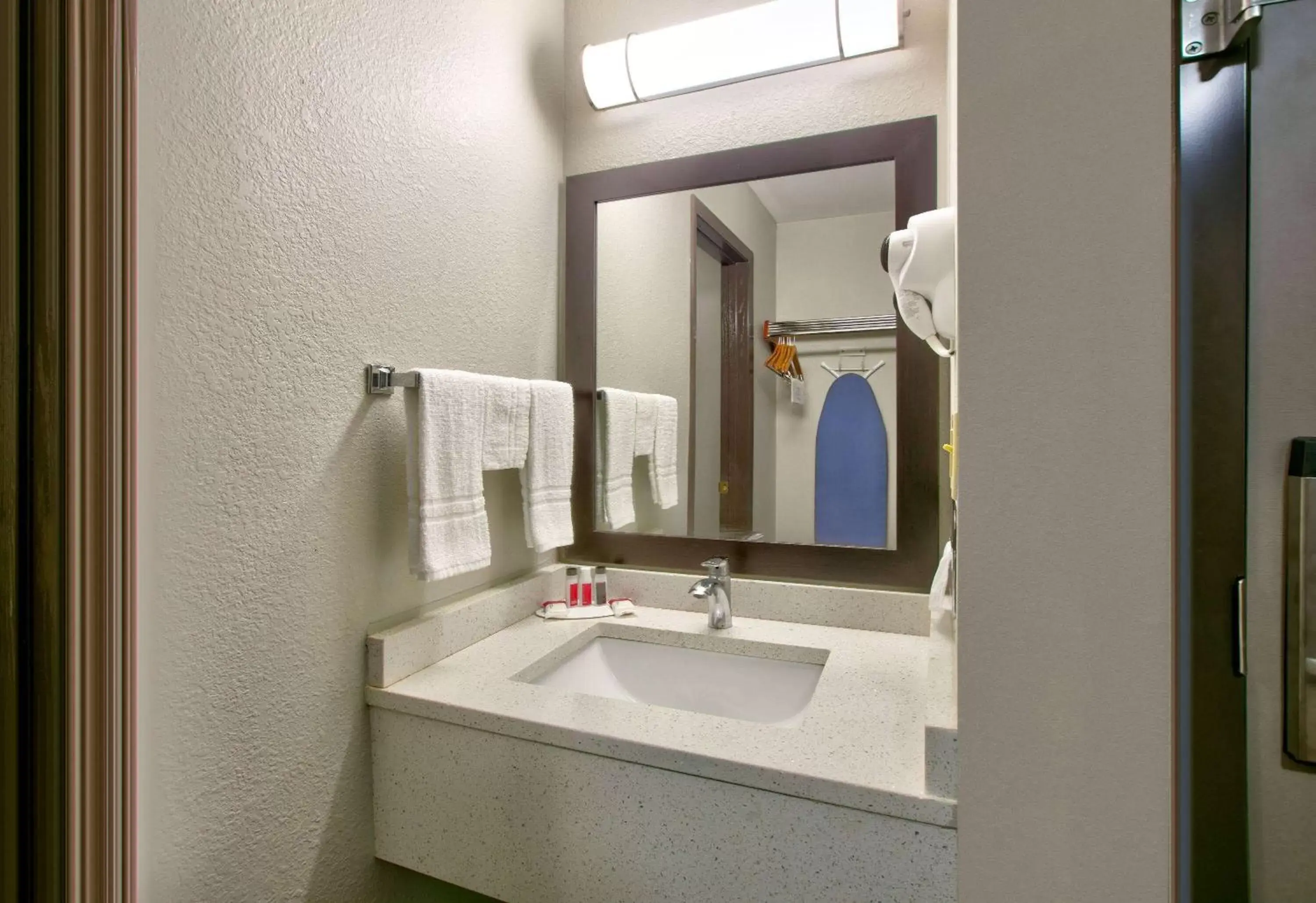 TV and multimedia, Bathroom in Days Inn by Wyndham Tunica Resorts