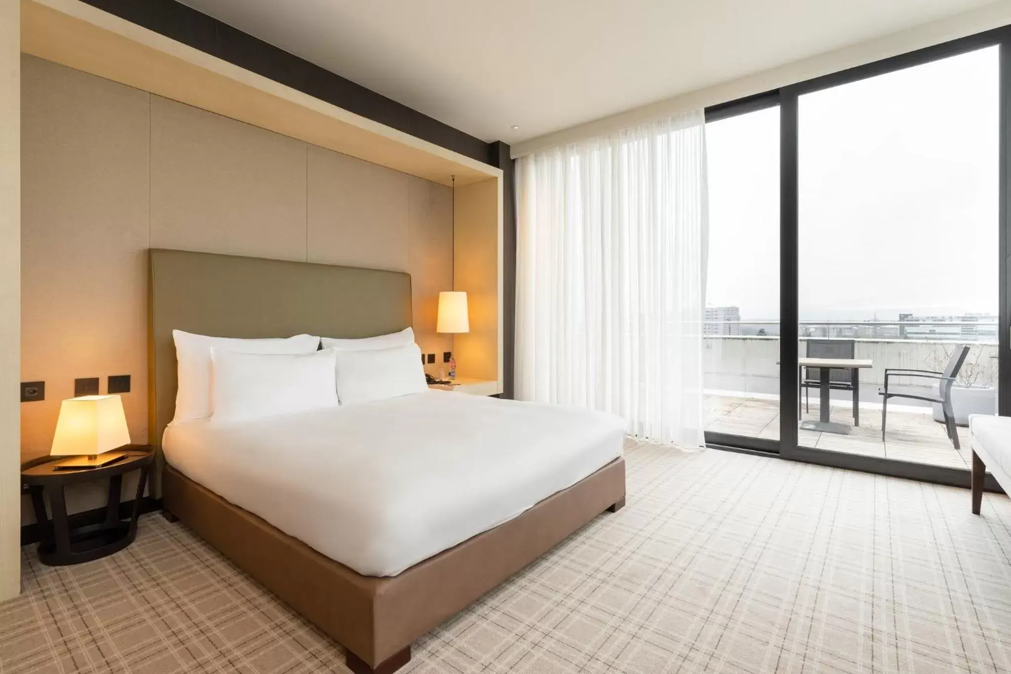 Bedroom, Bed in Crowne Plaza Geneva, an IHG Hotel