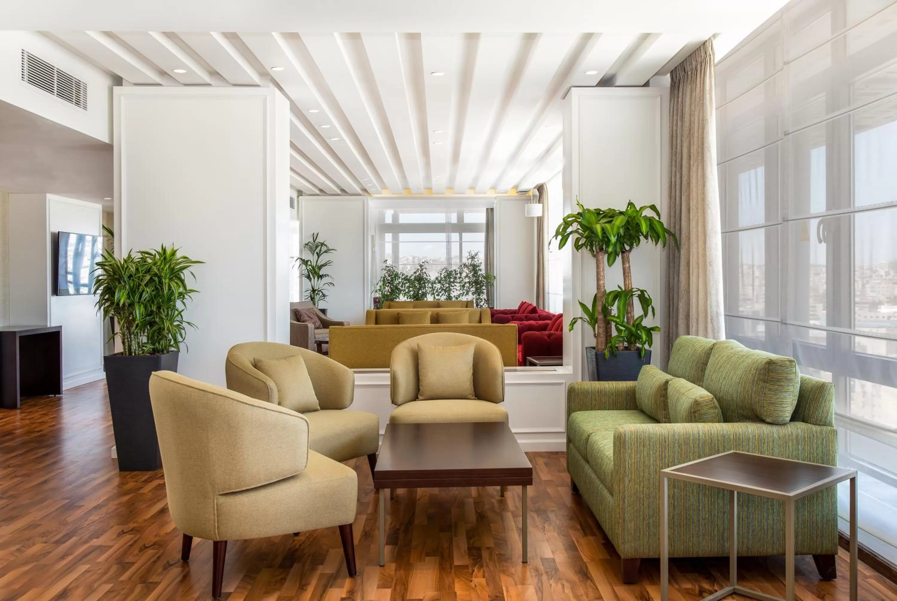 Communal lounge/ TV room in Mövenpick Hotel Amman