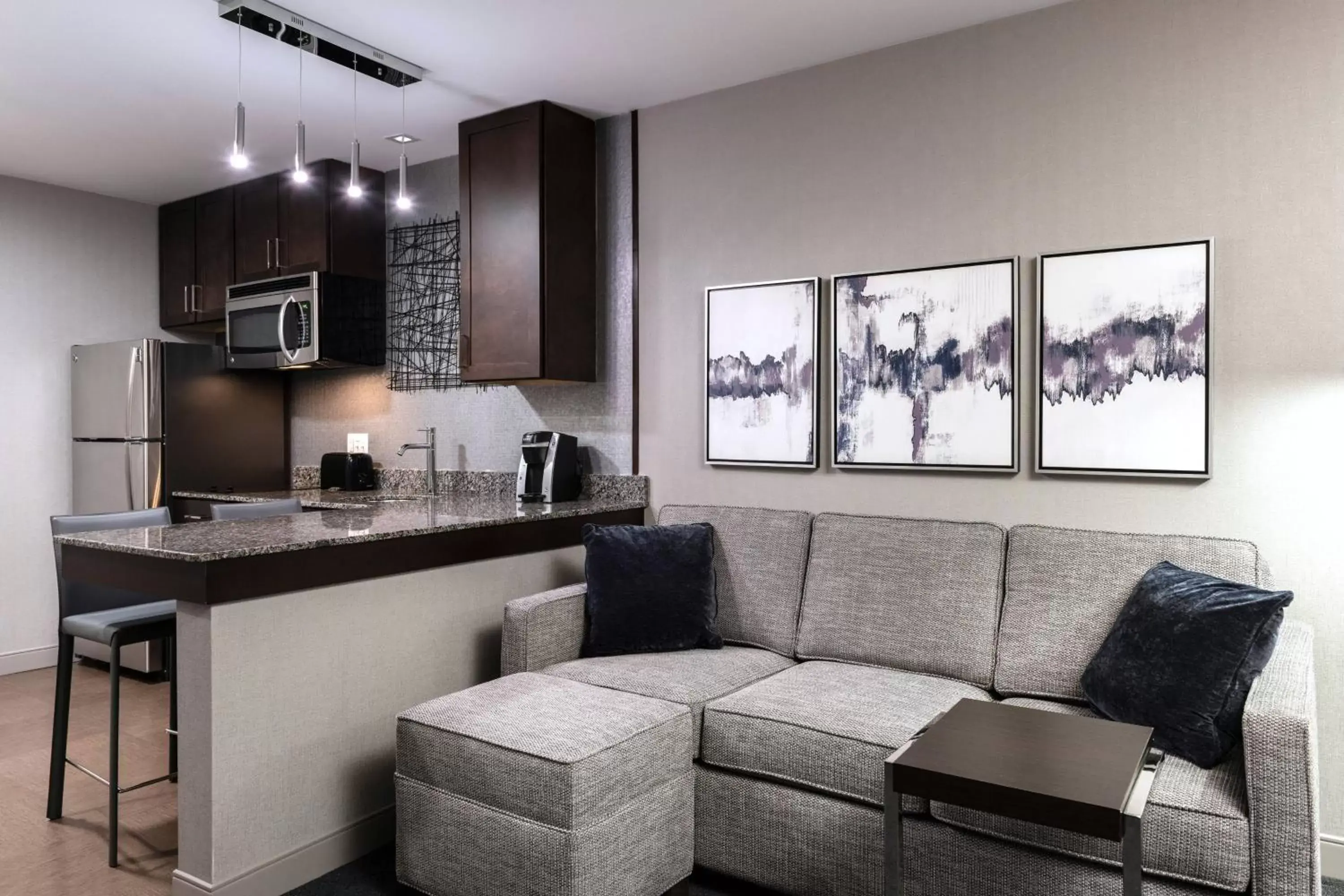 Living room, Kitchen/Kitchenette in Residence Inn by Marriott Boston Logan Airport/Chelsea