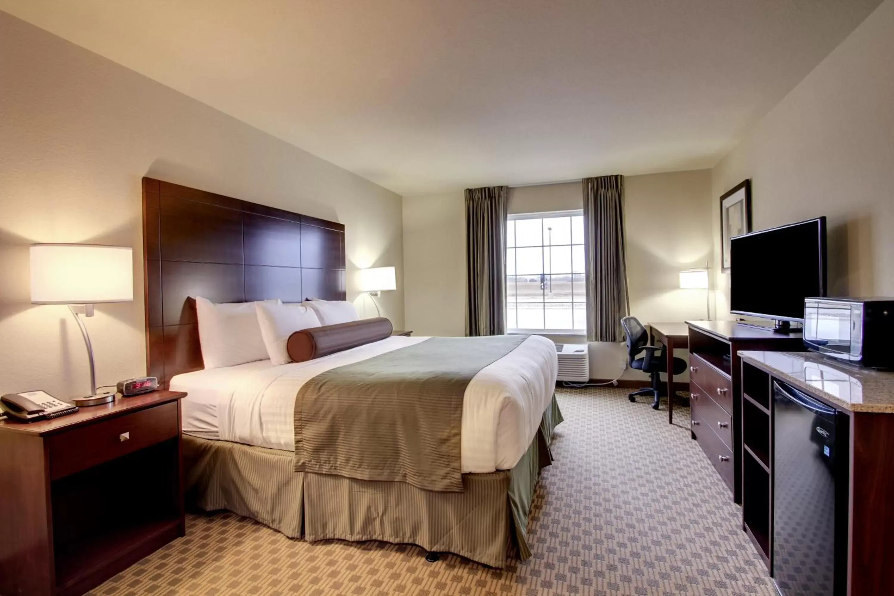 Bed, TV/Entertainment Center in Cobblestone Hotel & Suites - Waynesboro