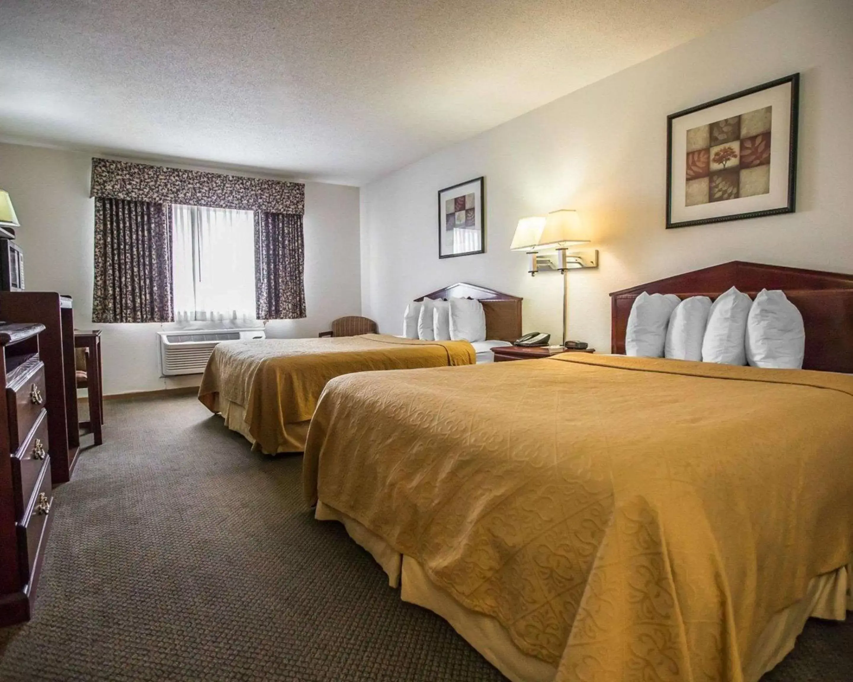 Photo of the whole room, Bed in Quality Inn Peru near Starved Rock State Park