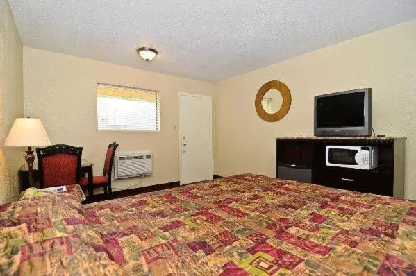 TV/Entertainment Center in Americas Best Value Inn Refugio