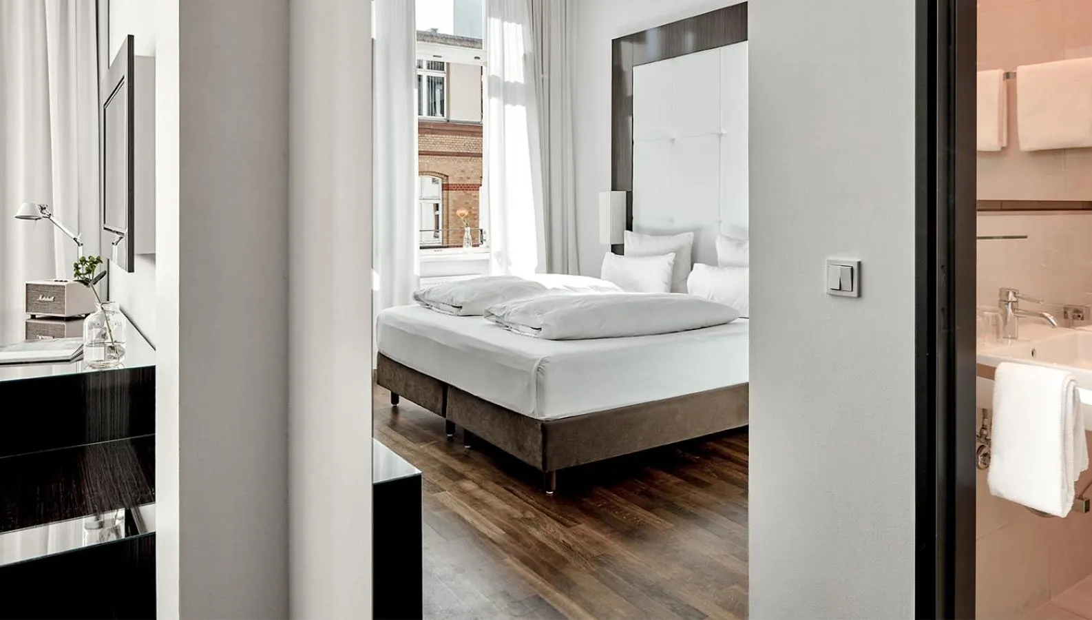 Photo of the whole room, Bed in The Pure, Frankfurt, a Member of Design Hotels