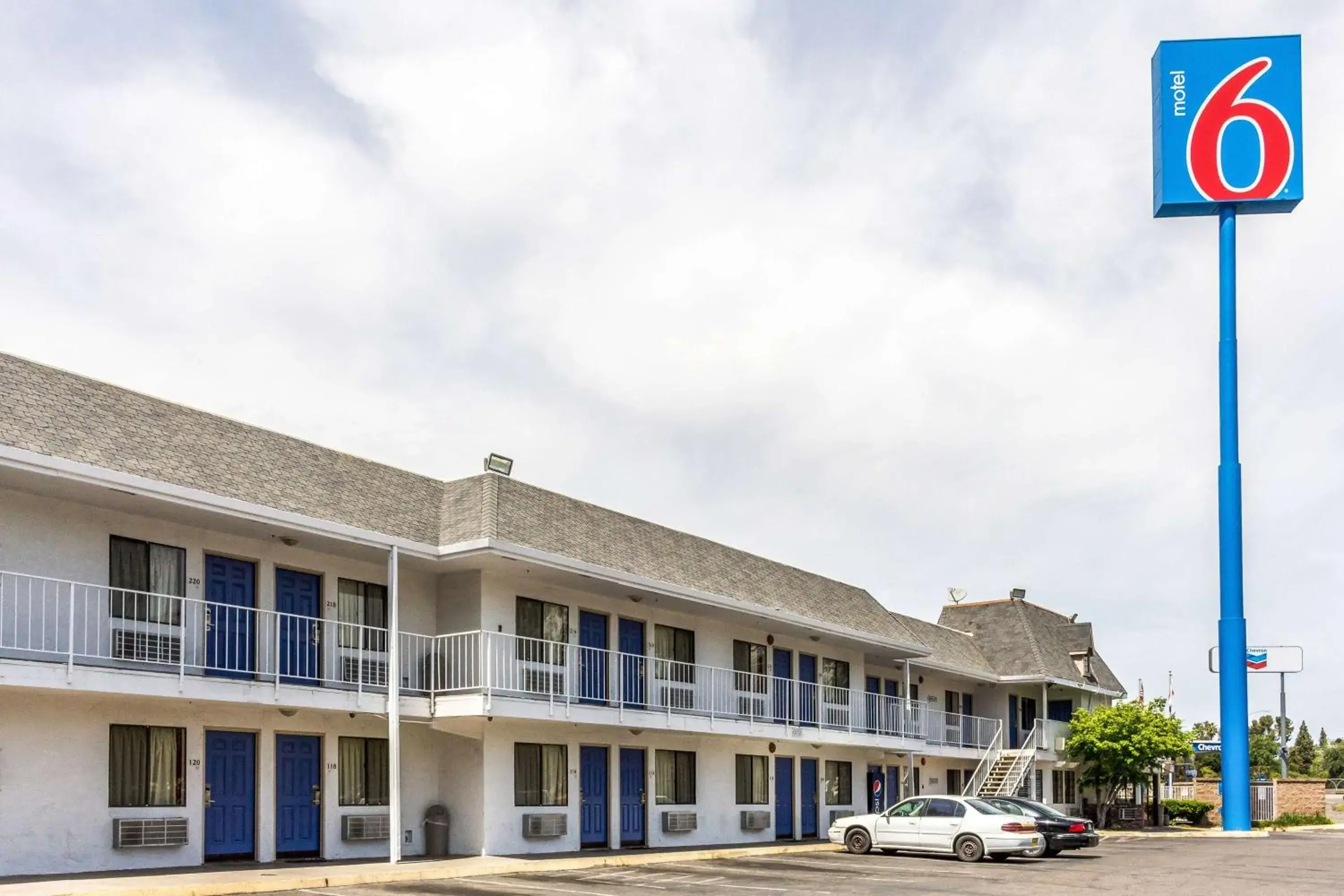 Property Building in Motel 6-Fresno, CA - Belmont Ave