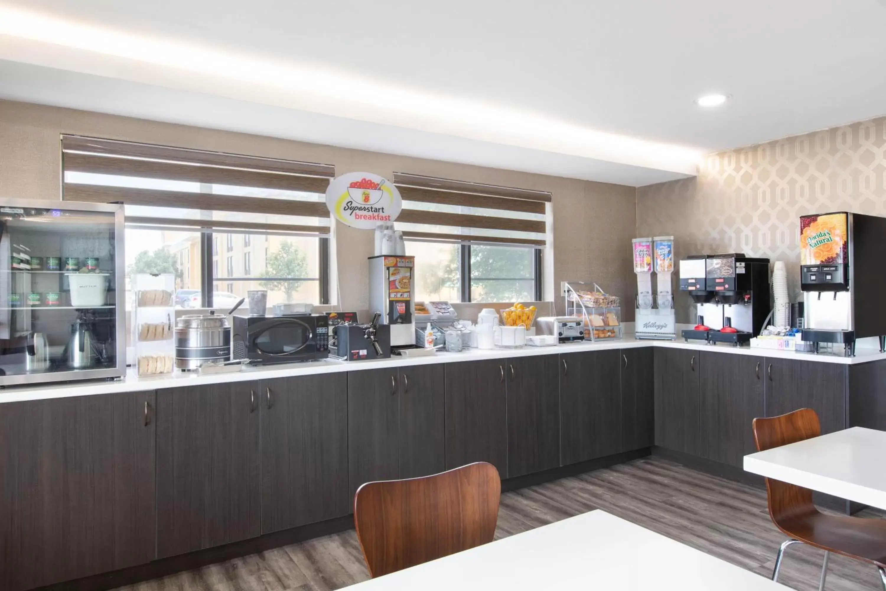 Breakfast in Super 8 by Wyndham Salina I-70 Breakfast in Super 8 by Wyndham Salina I-70