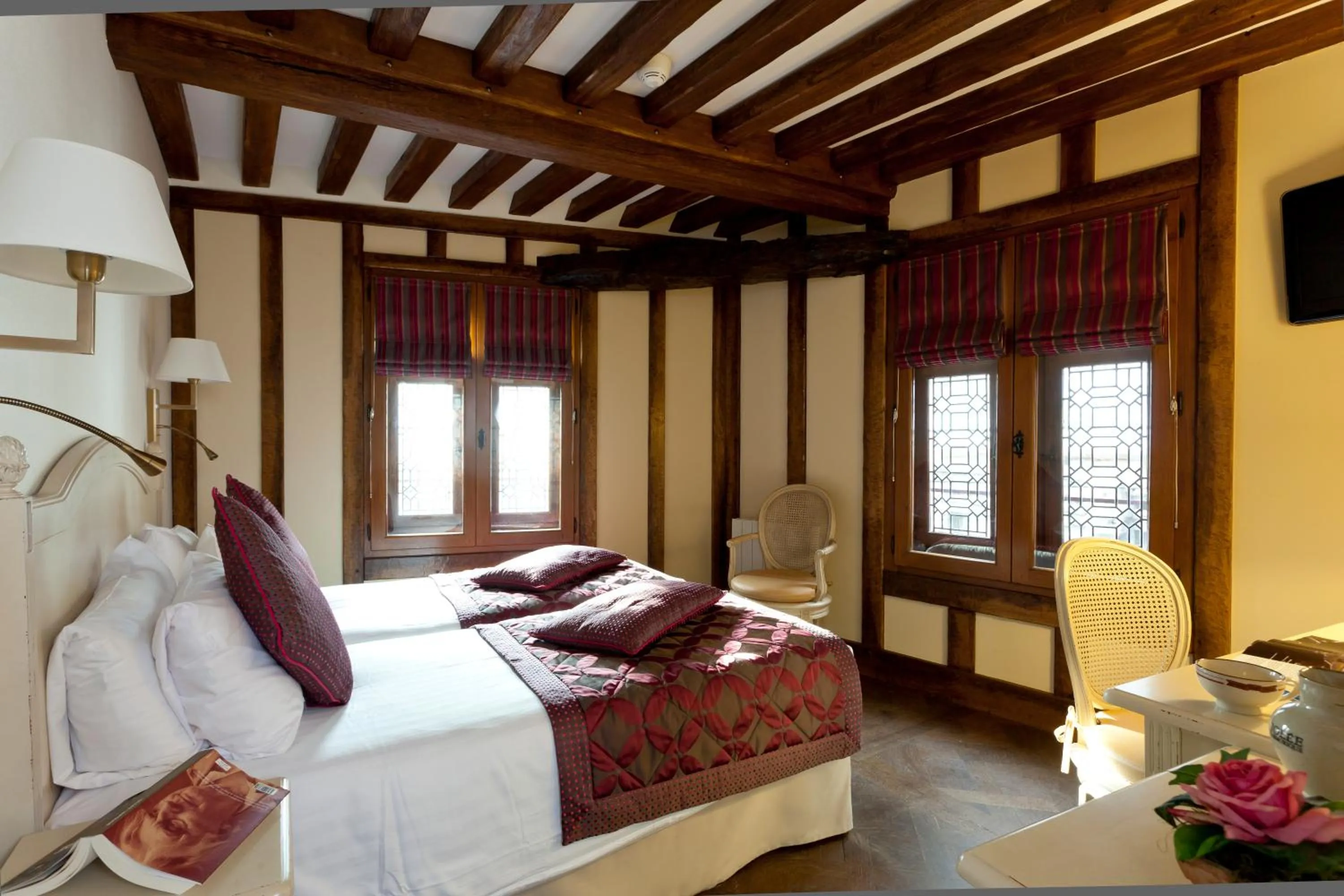 Photo of the whole room, Bed in Auberge Saint Pierre