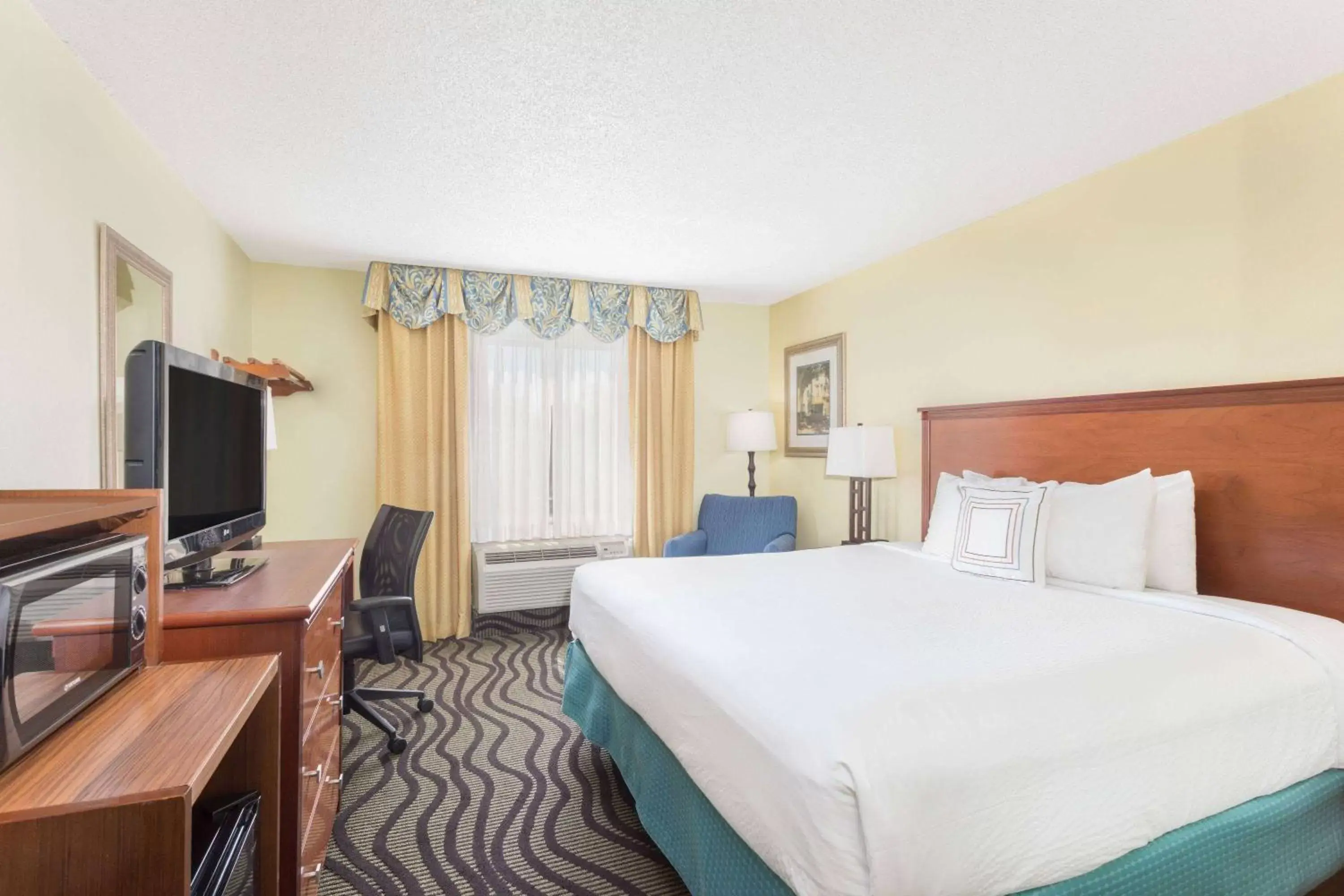 Photo of the whole room, Bed in Baymont by Wyndham Savannah Midtown