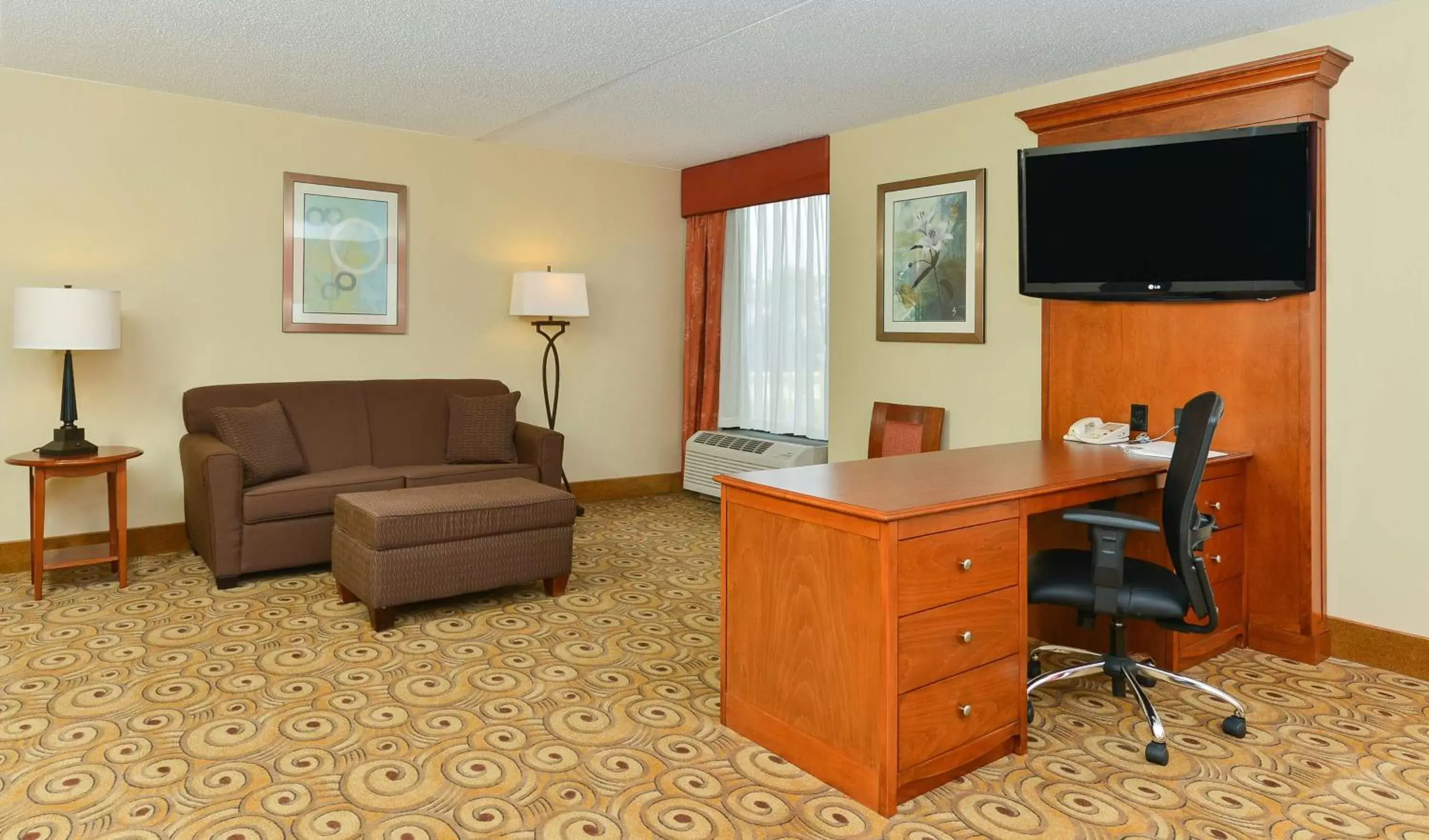 Living room, TV/Entertainment Center in Hampton Inn Chicago-Carol Stream