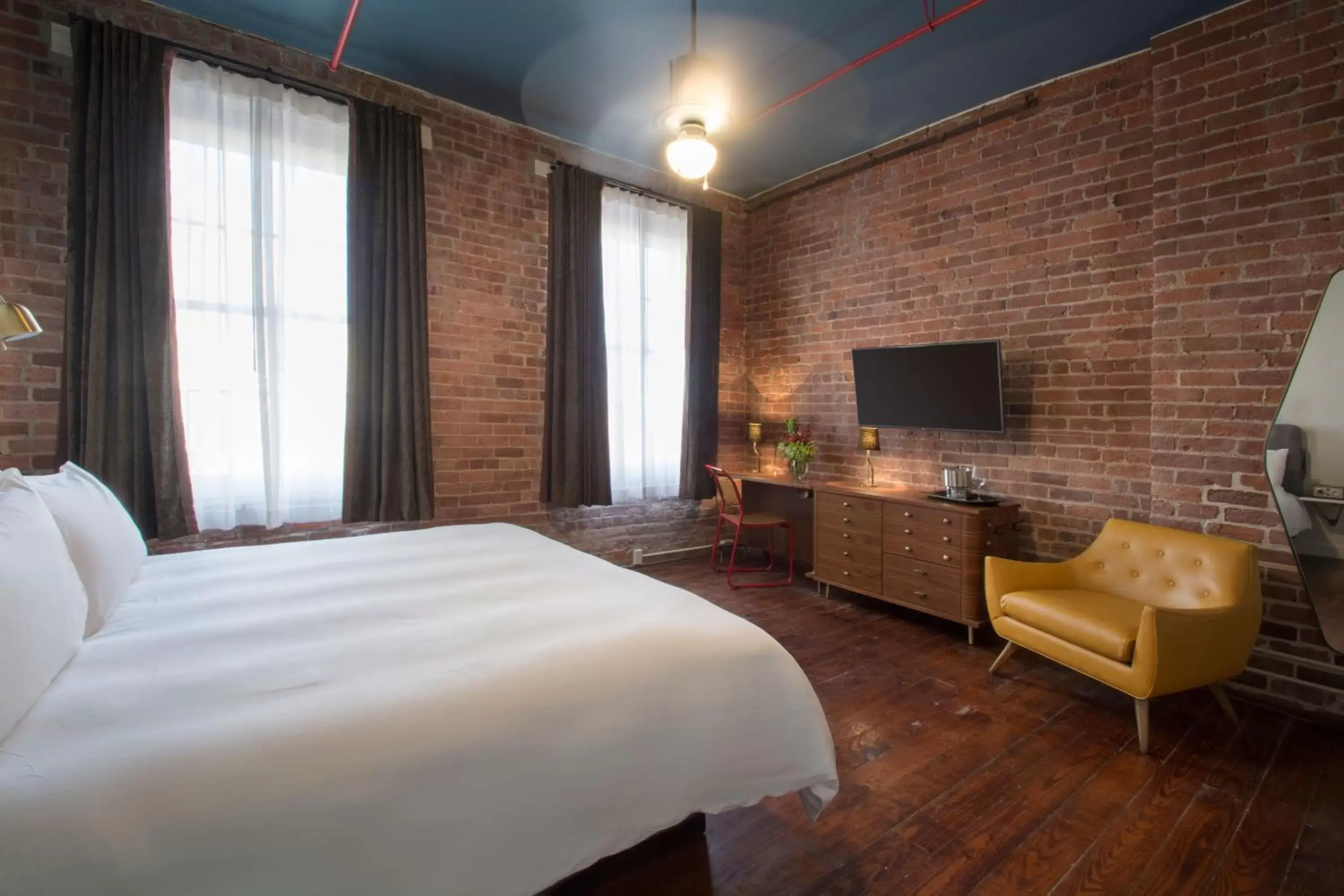 Bed, TV/Entertainment Center in The Old No. 77 Hotel & Chandlery