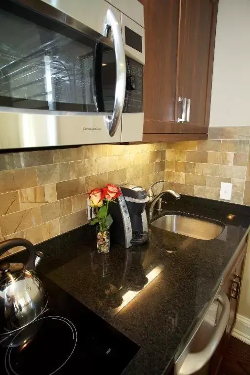 Kitchen/Kitchenette in Norwalk Inn & Conference Center