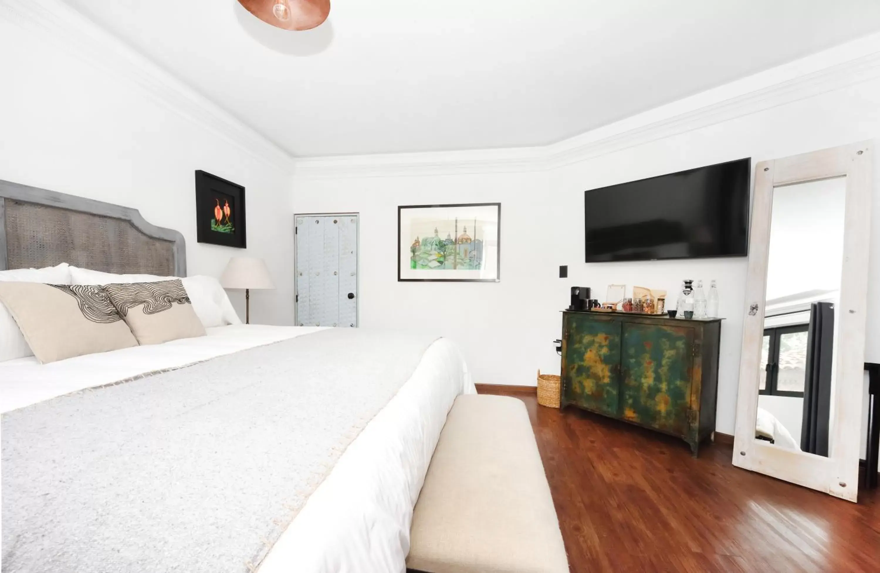 Bed, TV/Entertainment Center in Orchid House Polanco