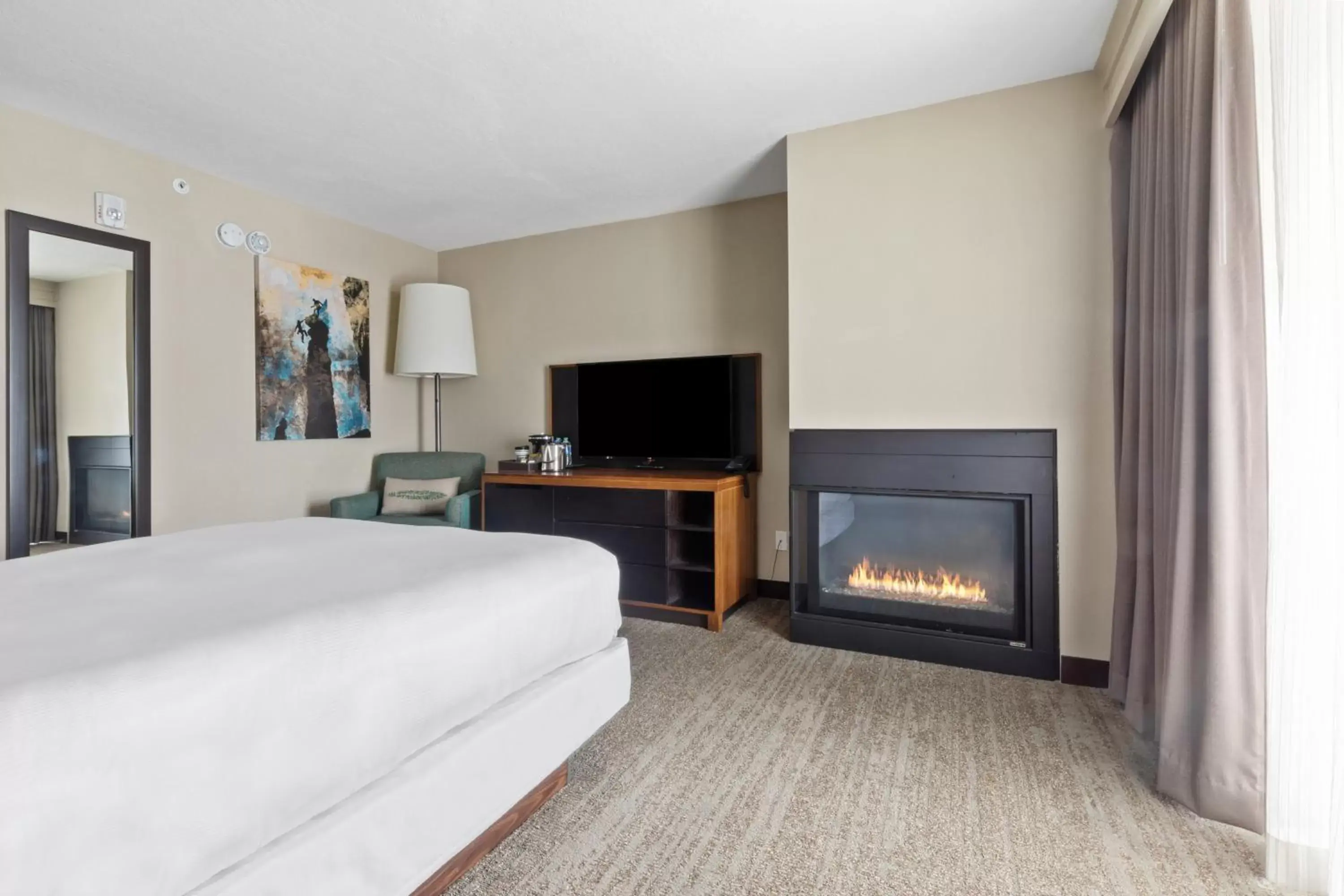 Bed, TV/Entertainment Center in DoubleTree by Hilton Park City - The Yarrow
