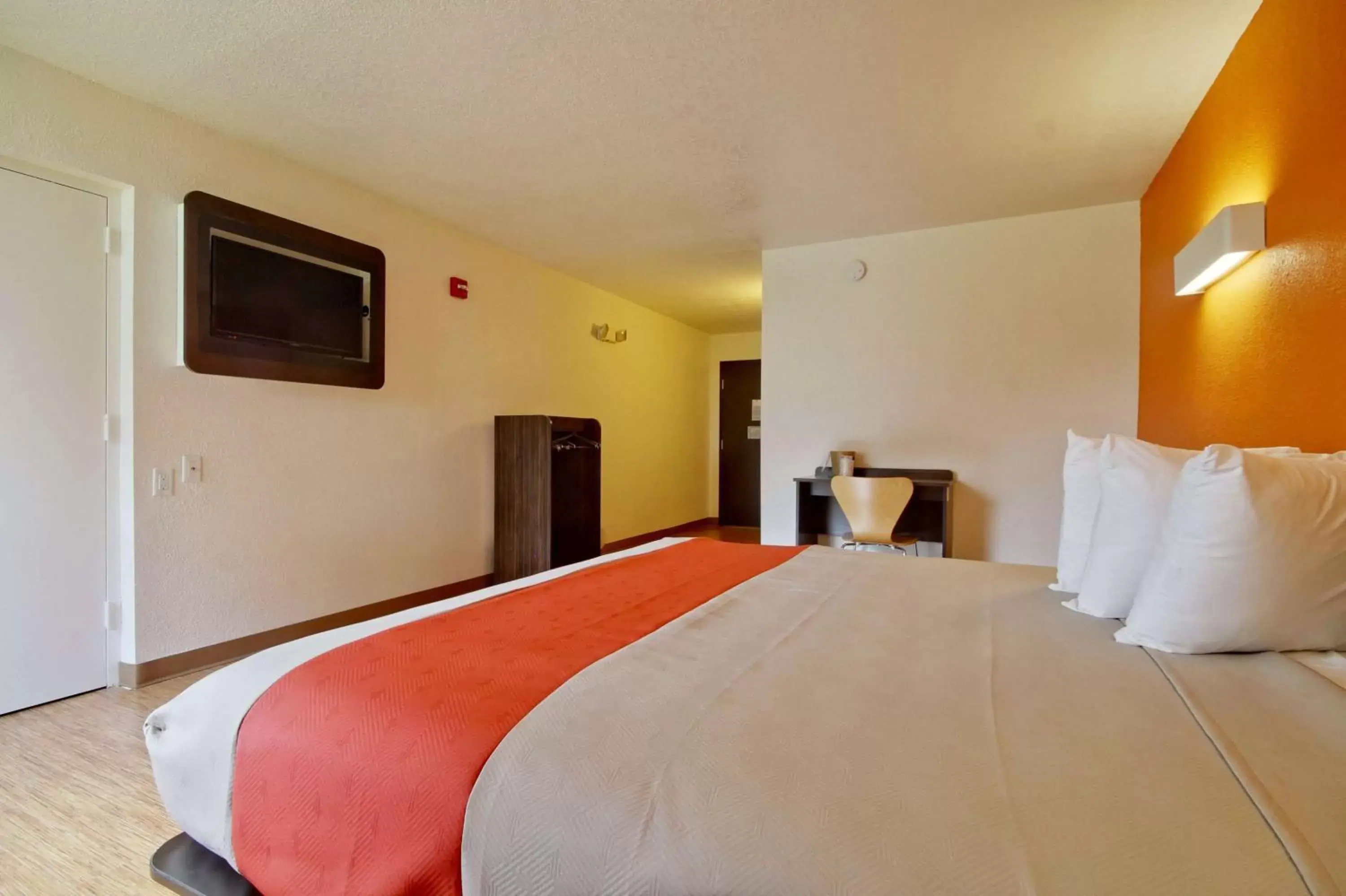 King Room with Roll-in Shower - Disability Access - Non-Smoking in Motel 6-Miami, FL