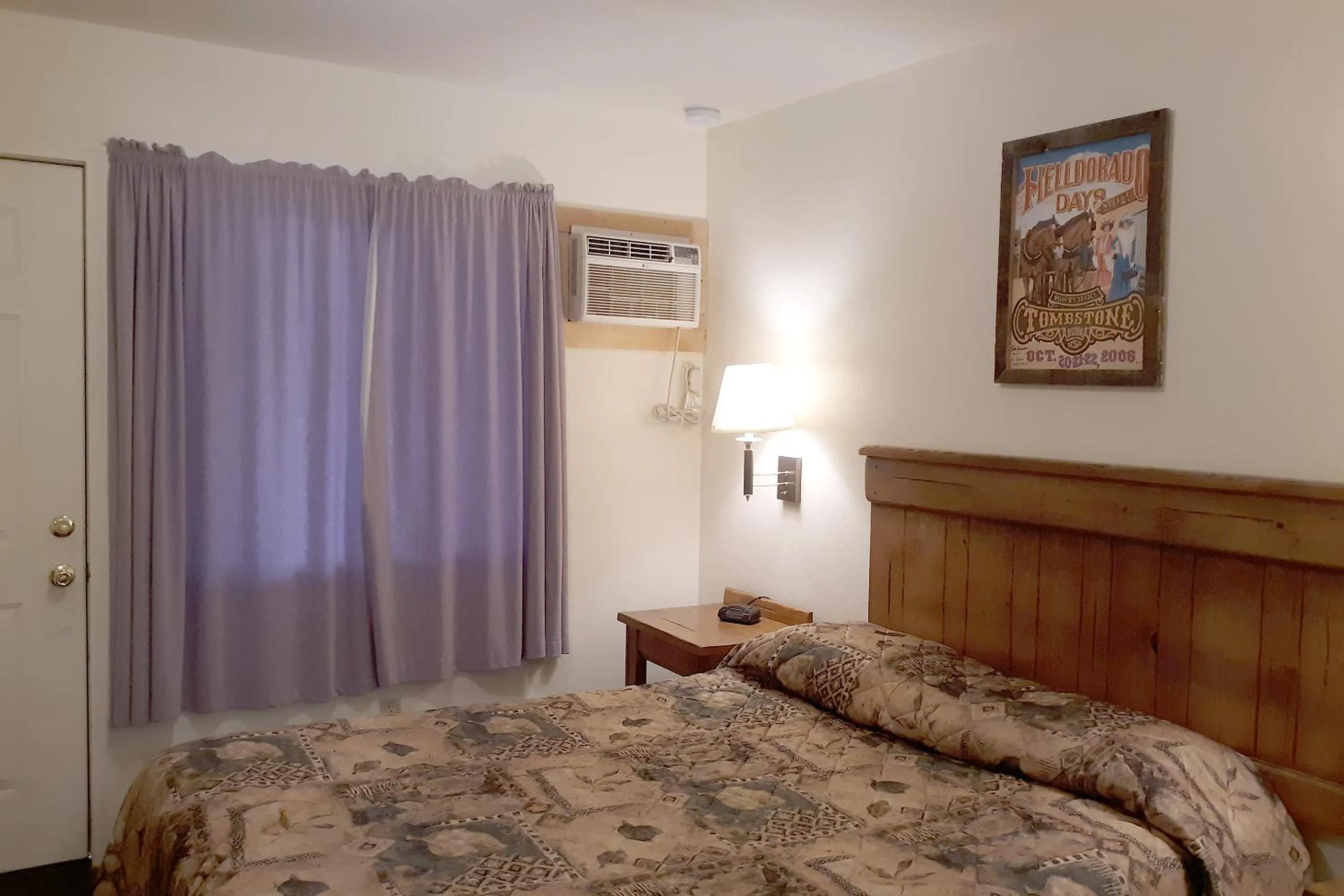 Bedroom, Bed in OYO Hotel Tombstone