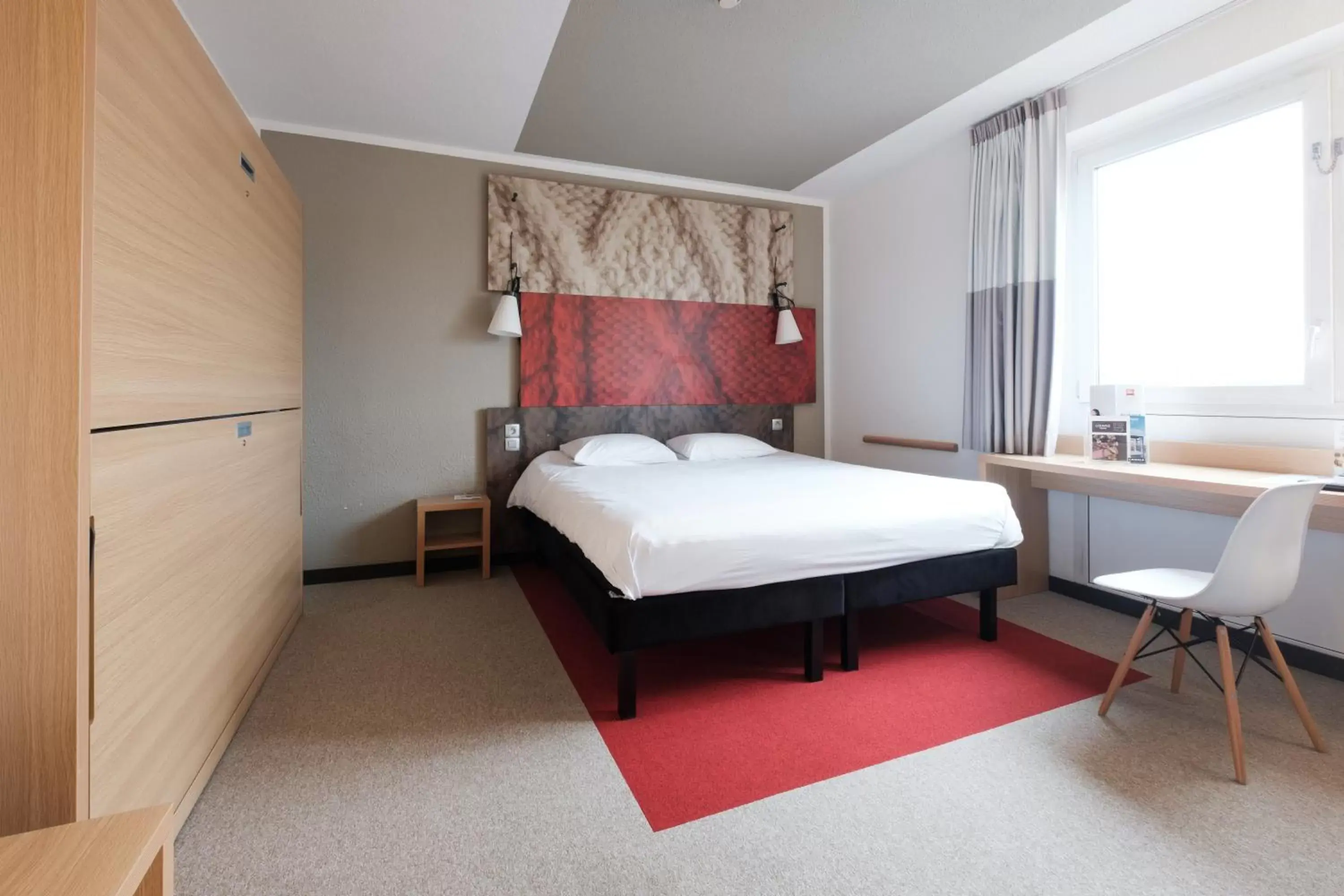 Photo of the whole room, Bed in ibis Mons Centre Gare