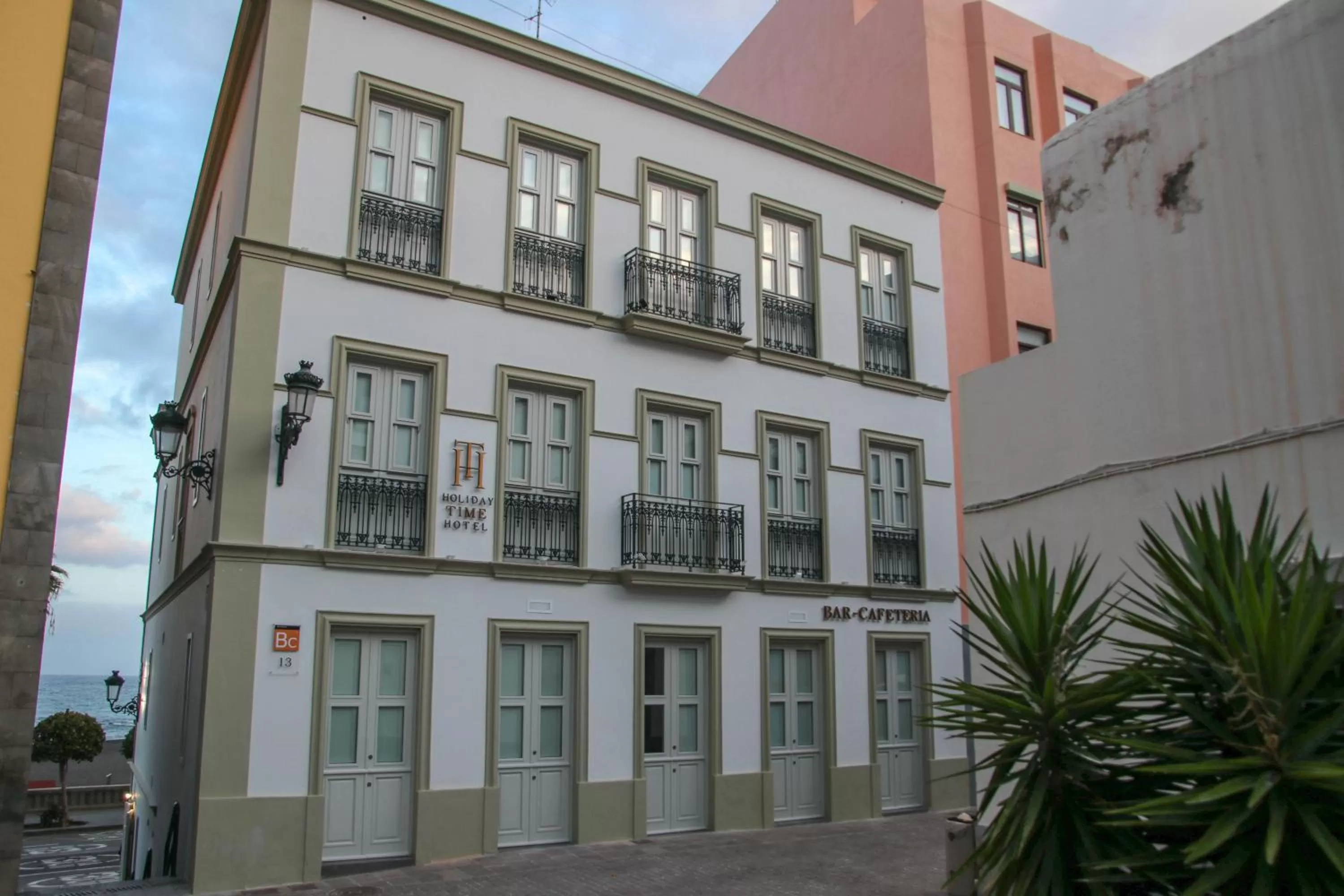 Property building in Hotel Emblemático Holiday Time
