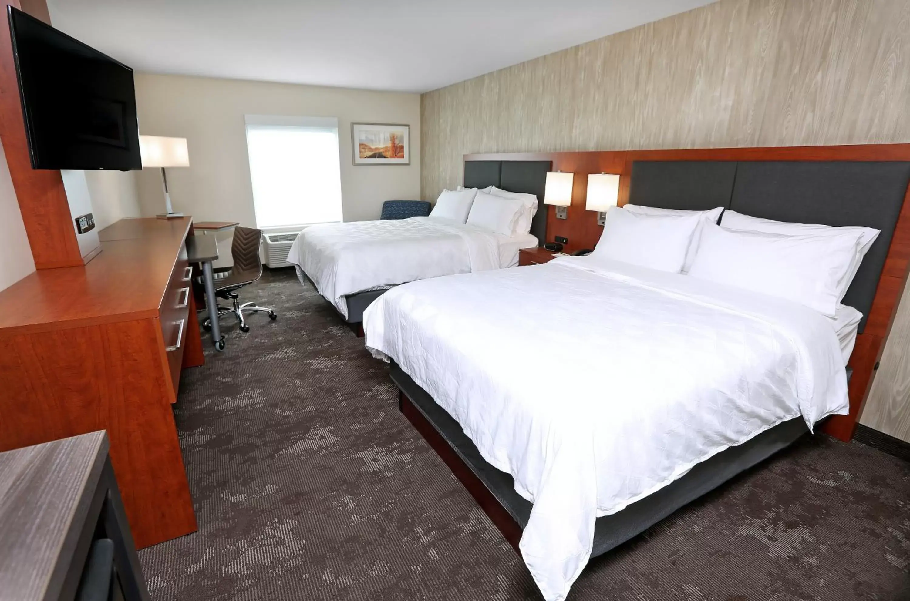 Photo of the whole room, Bed in Holiday Inn Hotel & Suites Sioux Falls - Airport, an IHG Hotel