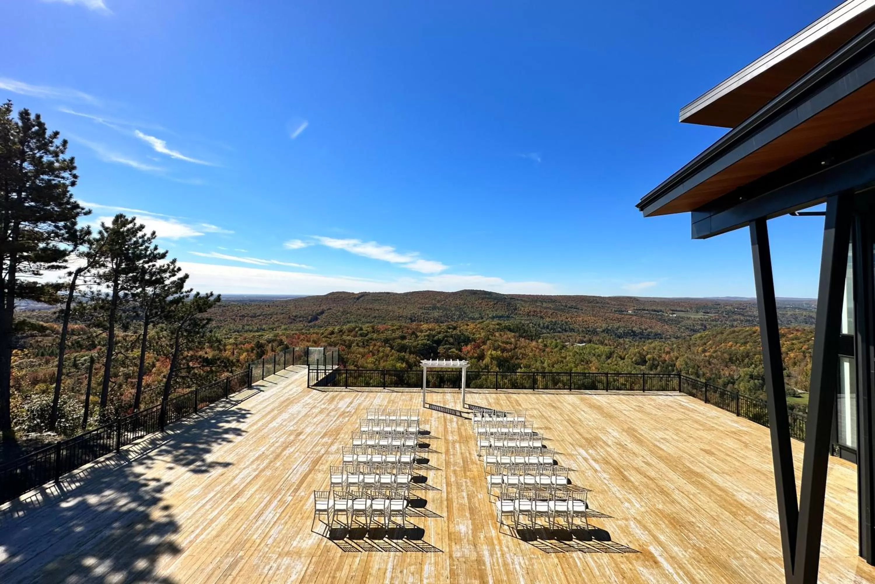 Evening entertainment in Auberge de la Montagne Coupée