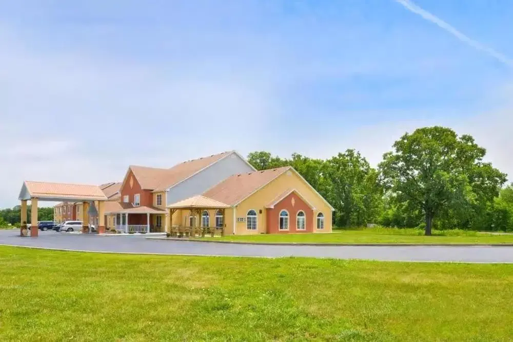 Property building in Super 8 by Wyndham Lake of the Ozarks Property building in Super 8 by Wyndham Lake of the Ozarks