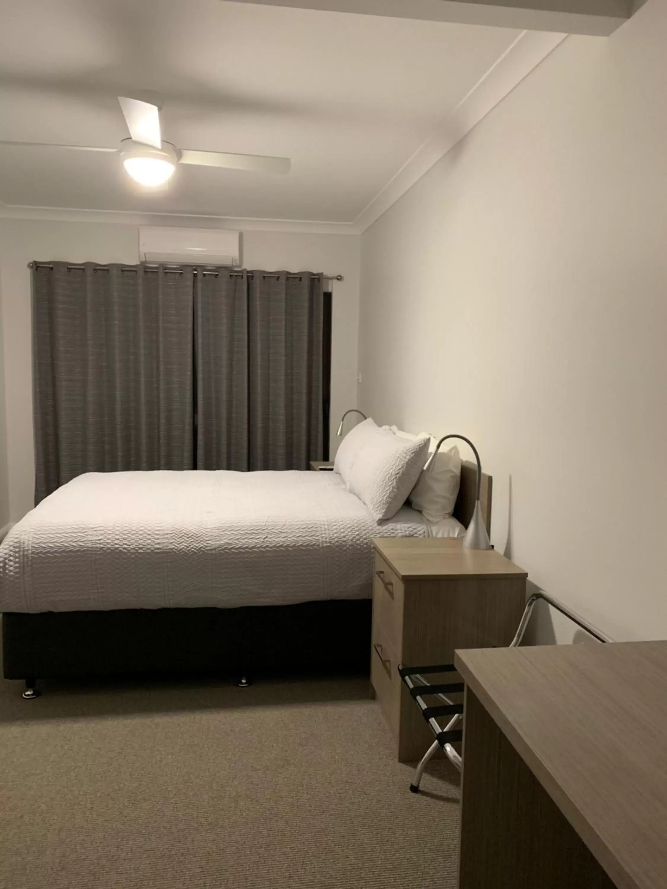 Deluxe Queen Room in Mudgee Vineyard Motor Inn Deluxe Queen Room in Mudgee Vineyard Motor Inn