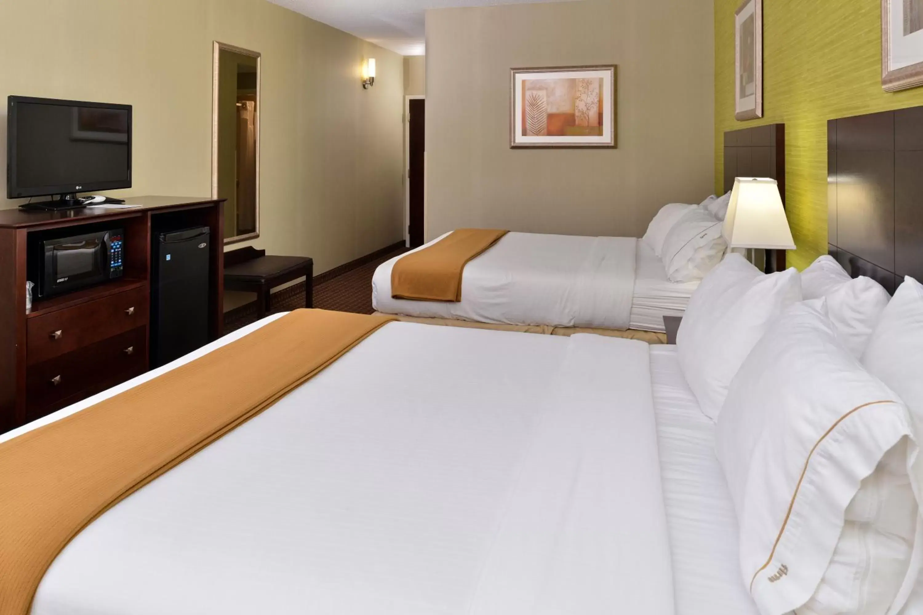 Photo of the whole room, Bed in Holiday Inn Express Hotel & Suites Indianapolis W - Airport Area, an IHG Hotel