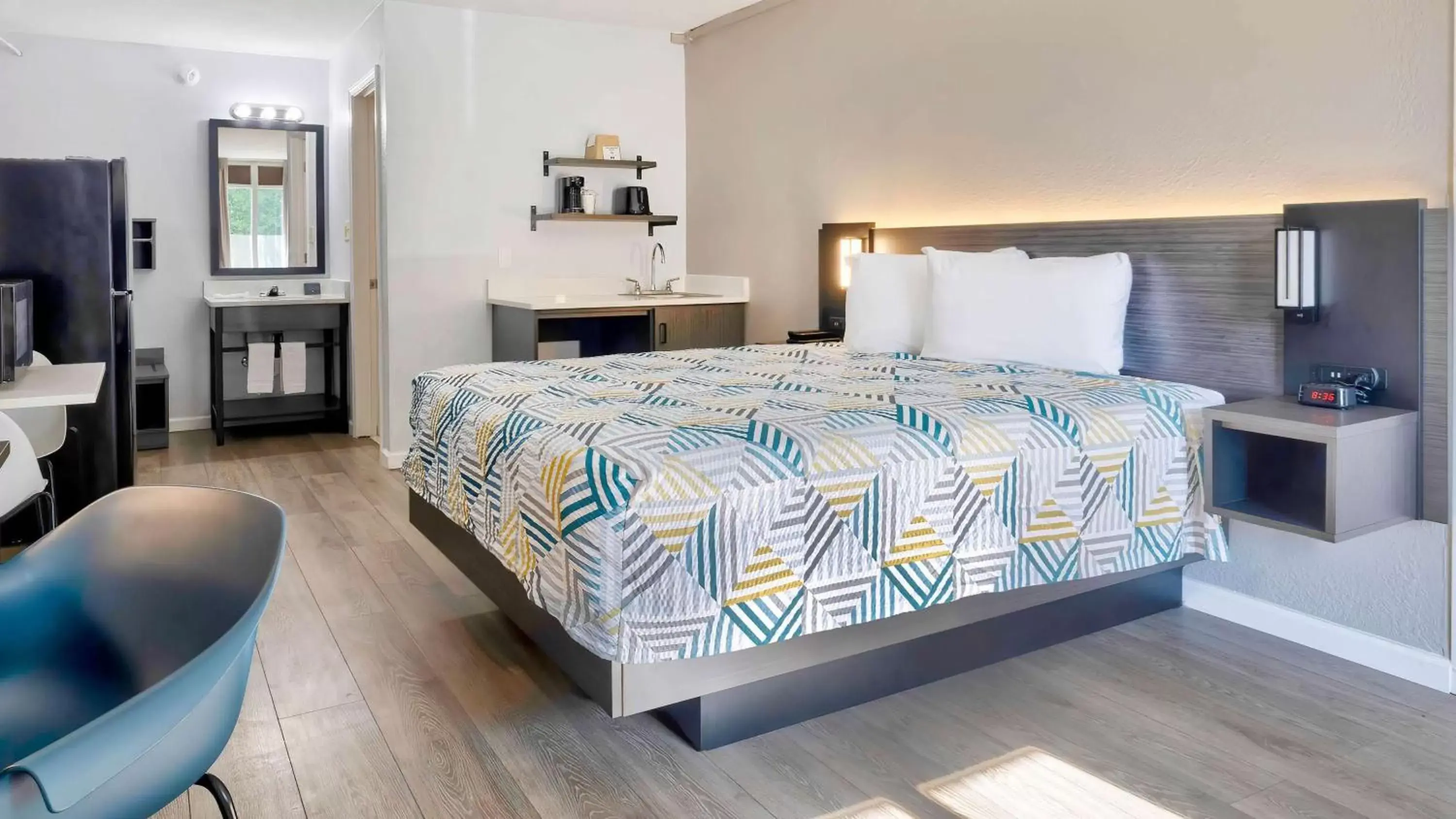 Bed in Studio 6 Effingham, IL Bed in Studio 6 Effingham, IL