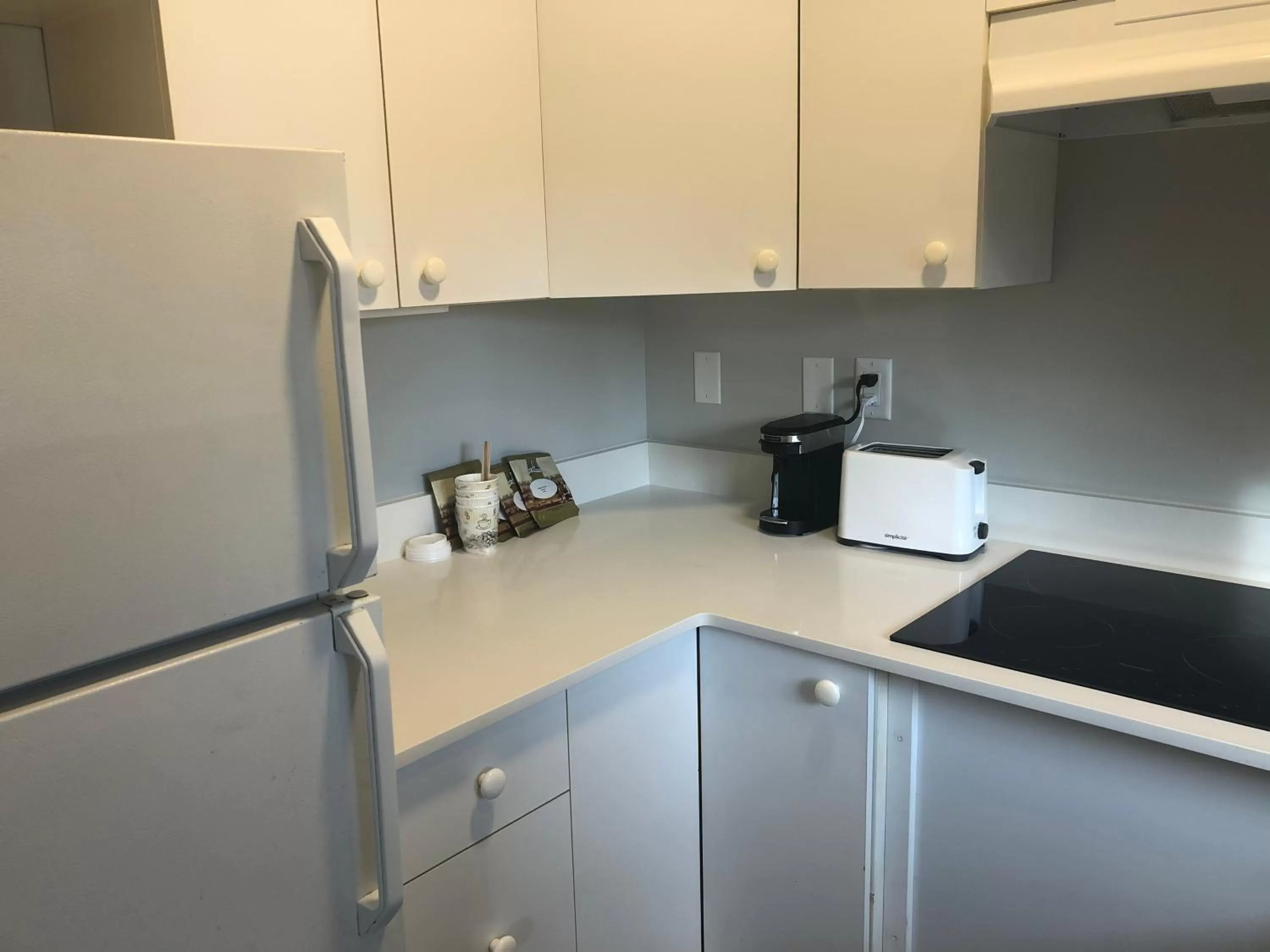 Kitchen or kitchenette in Motel 6-Saanichton, BC - Victoria Airport