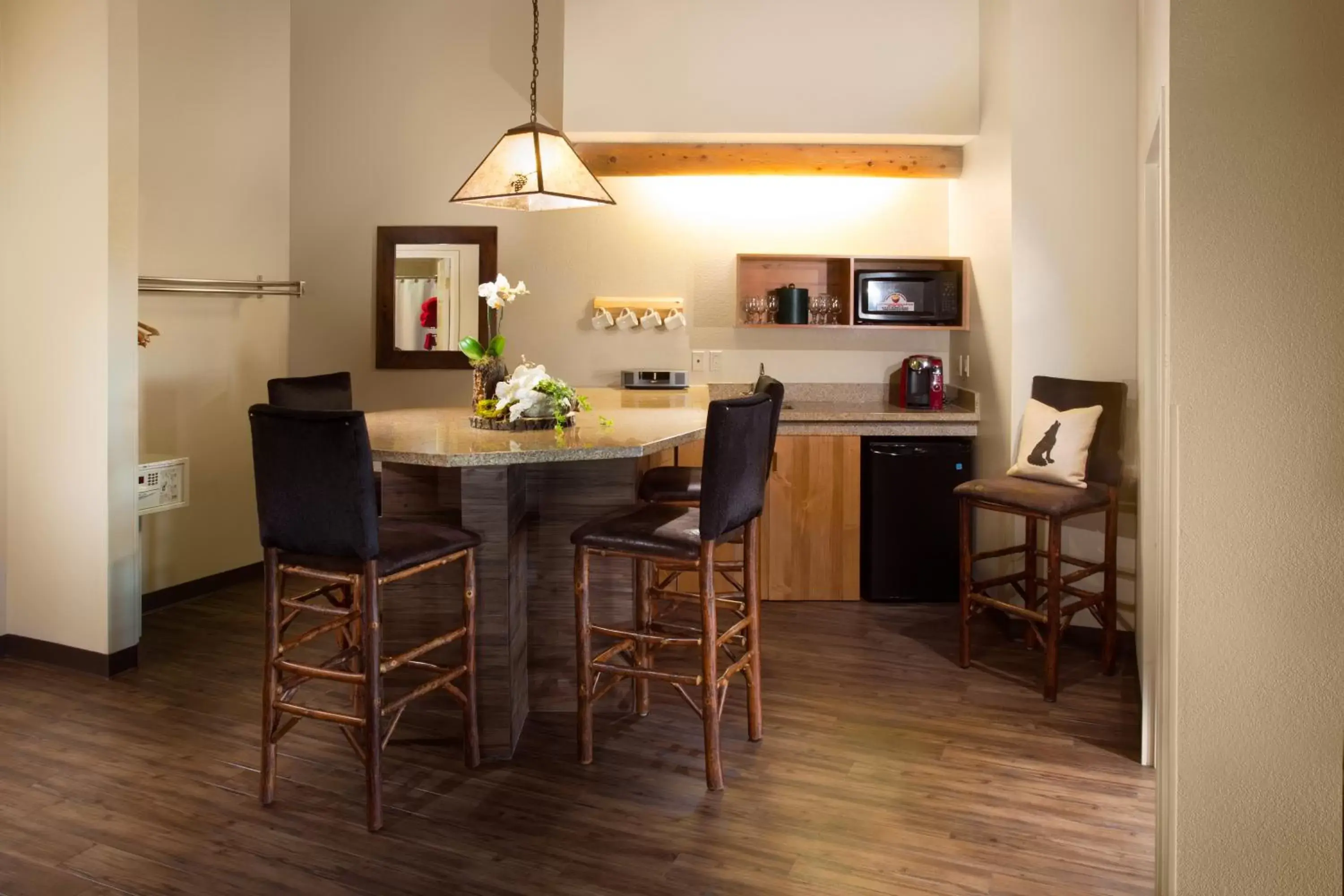 Kitchen or kitchenette, Dining Area in Great Wolf Lodge - Niagara Falls