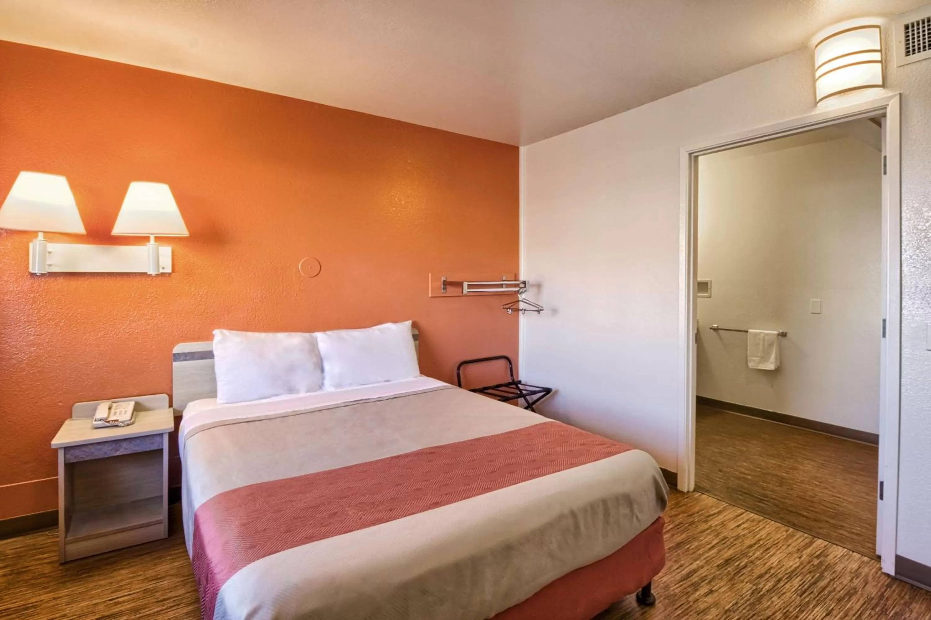 TV and multimedia, Bed in Motel 6-Pendleton, OR