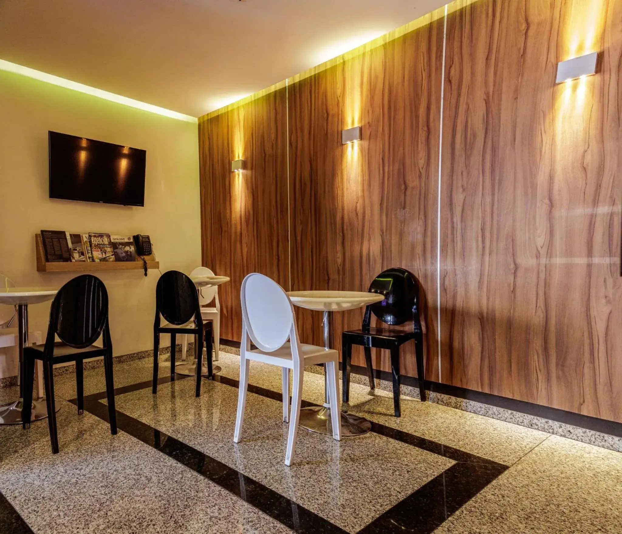 Communal lounge/ TV room, Seating Area in Hotel Villa del Mar