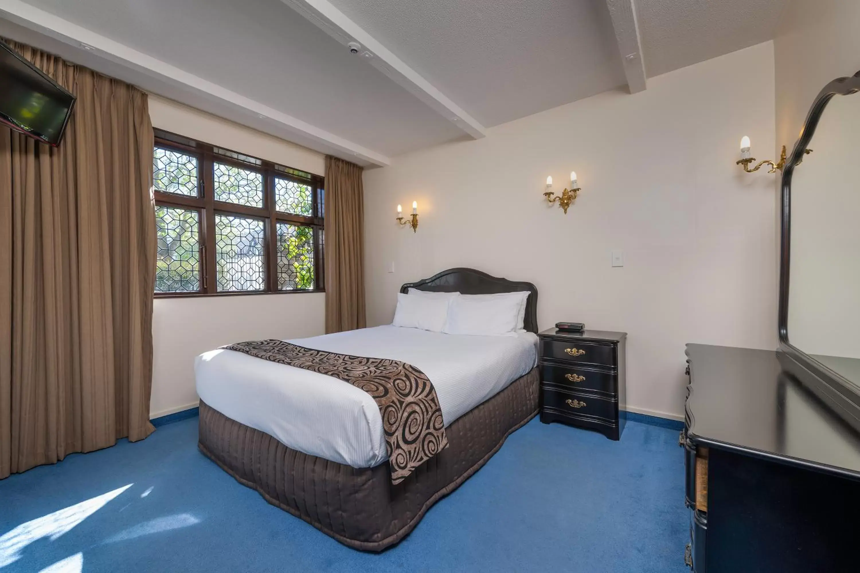 One-Bedroom Suite Queen in Scenic Hotel Cotswold