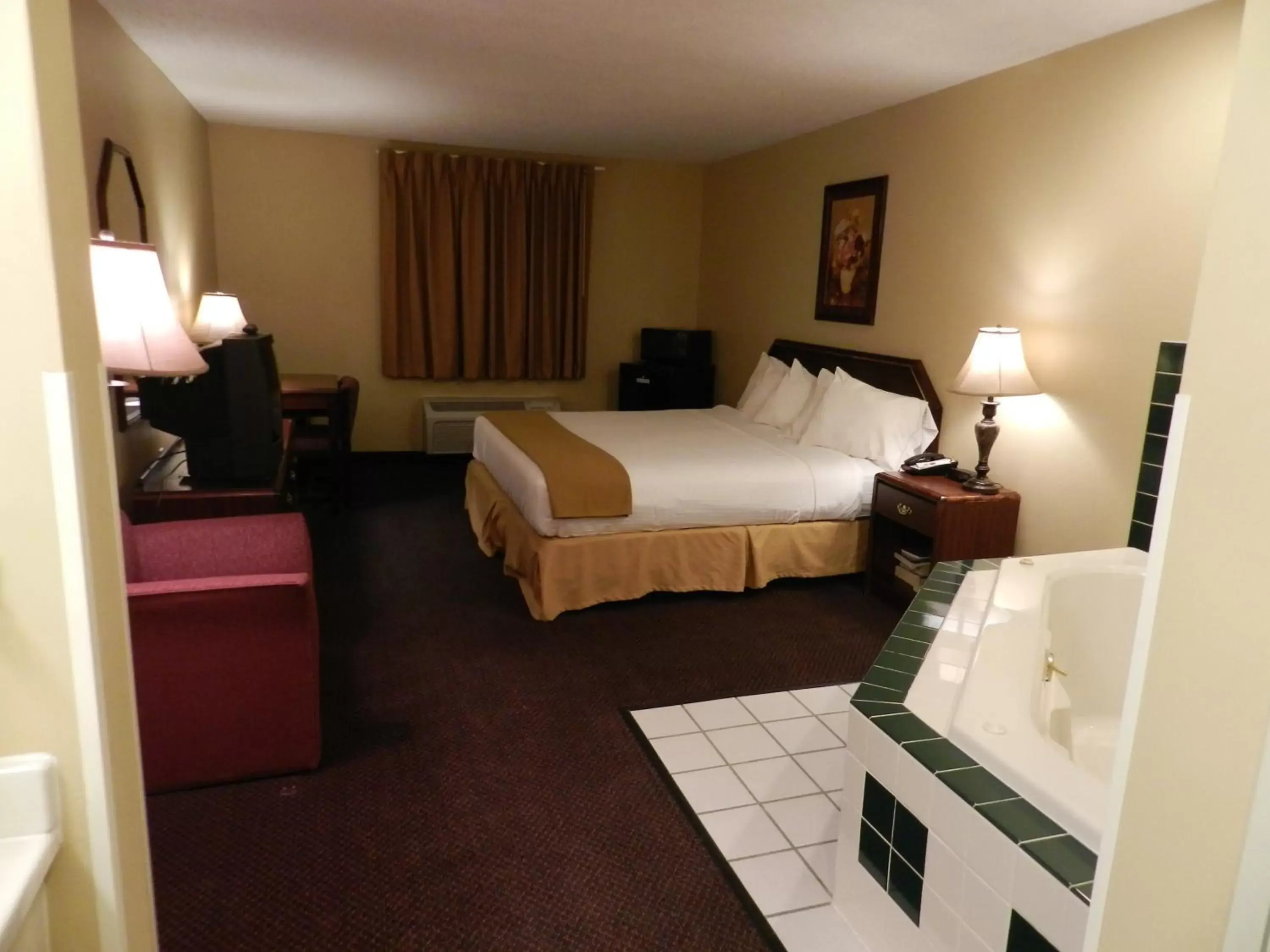 Photo of the whole room, Bed in Luxury Inn & Suites Troy