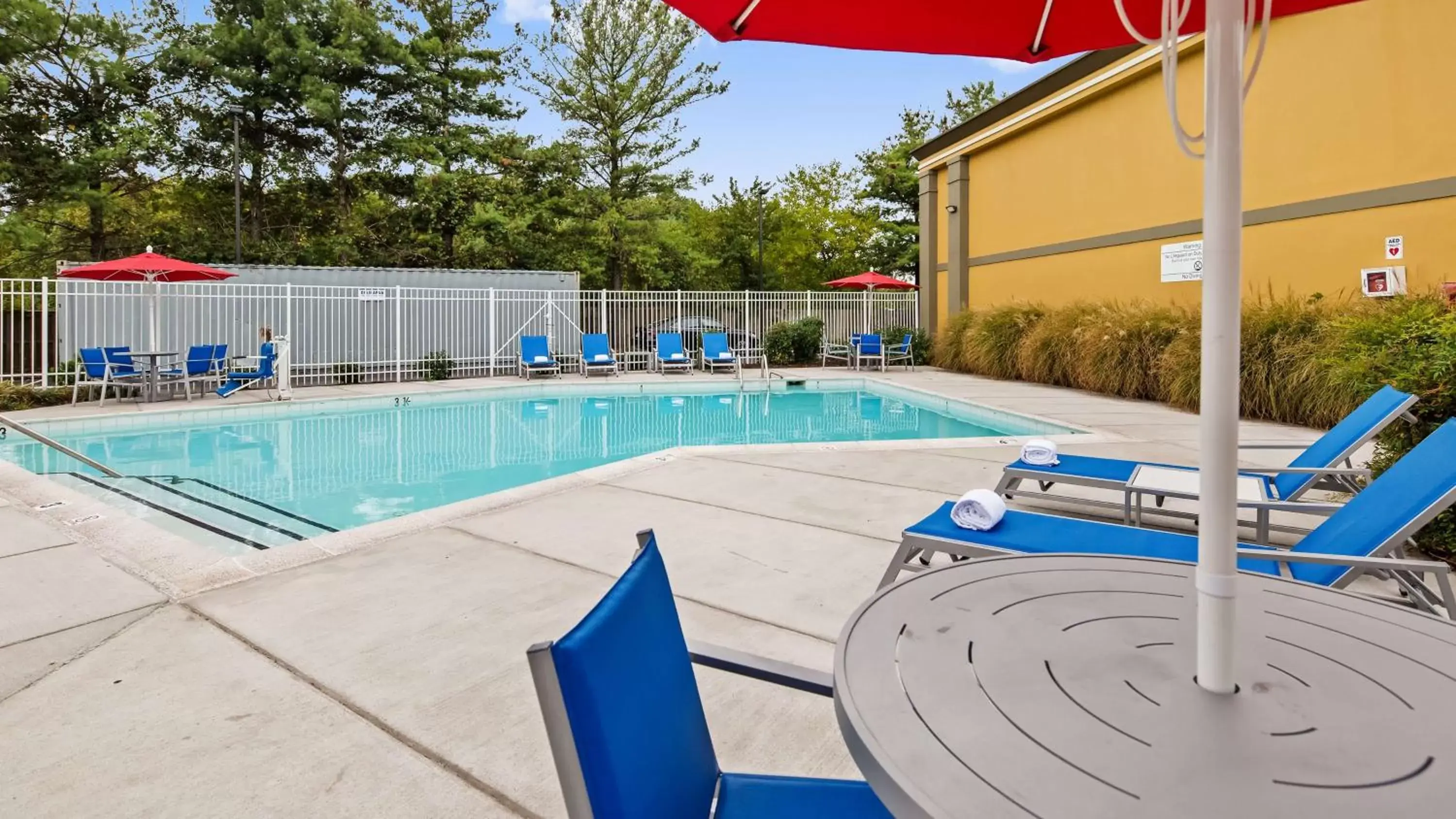 Activities, Swimming Pool in Best Western Annapolis