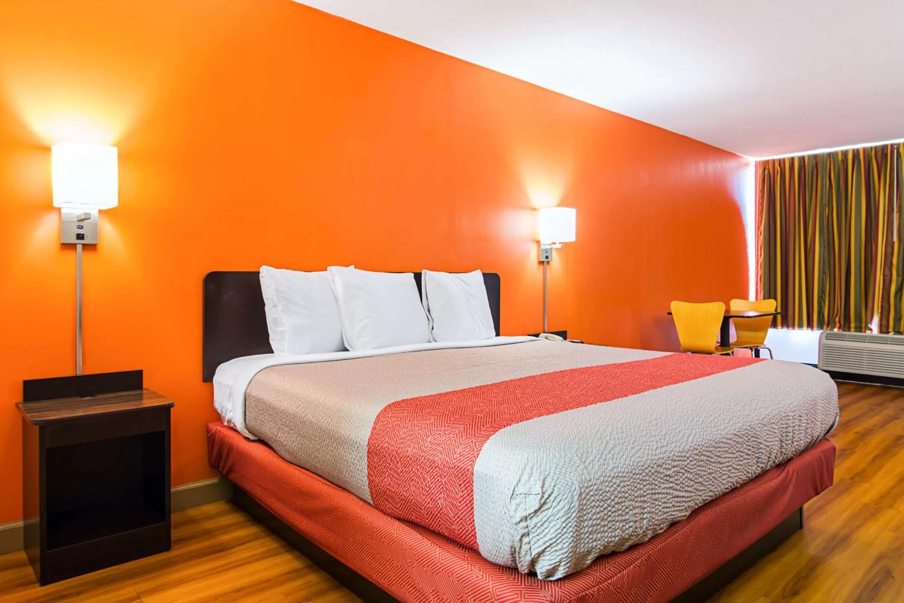 Deluxe King Room - Smoking in Motel 6-Cleveland, TN