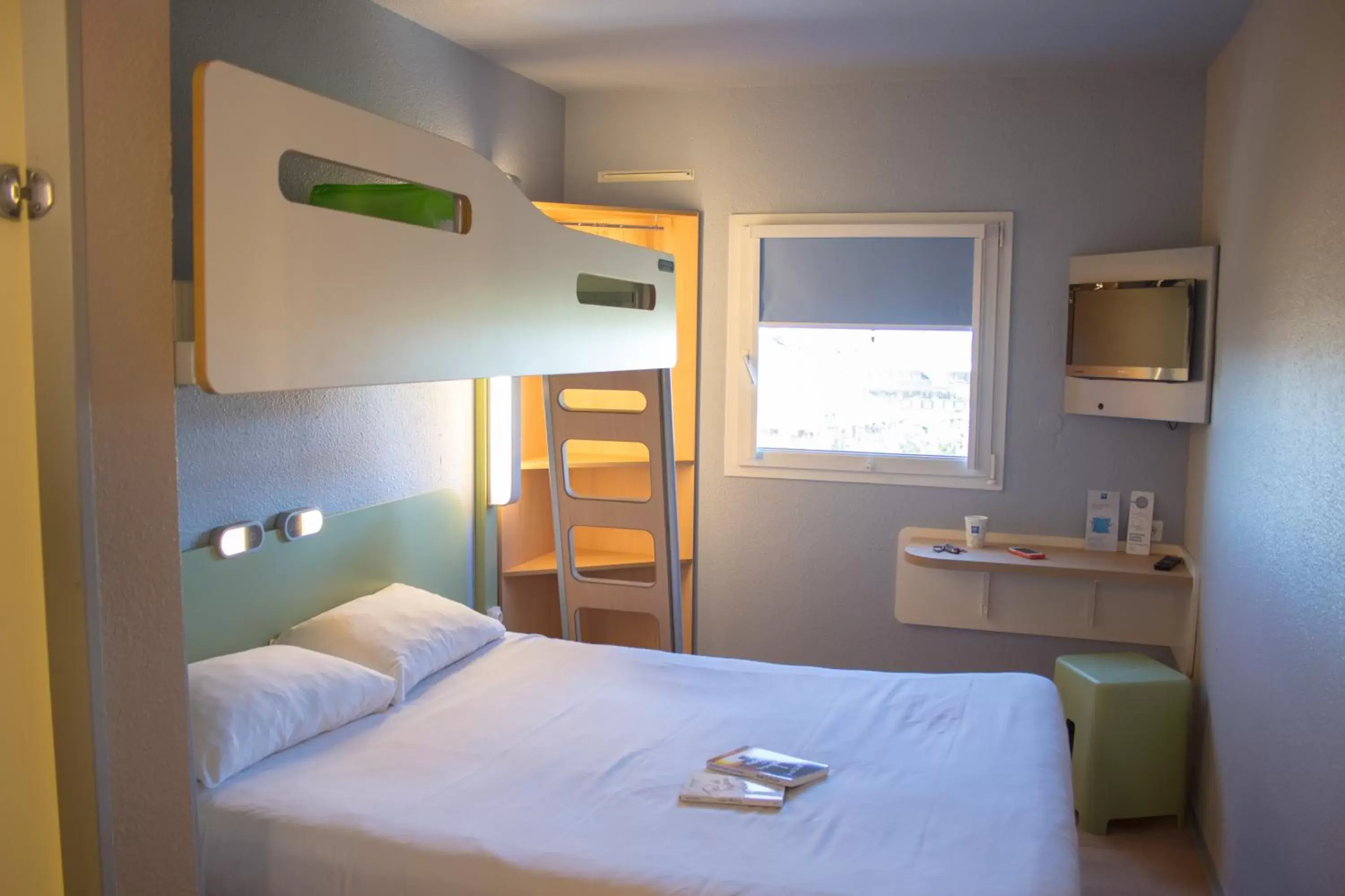 Bedroom, Bed in ibis budget Narbonne Est