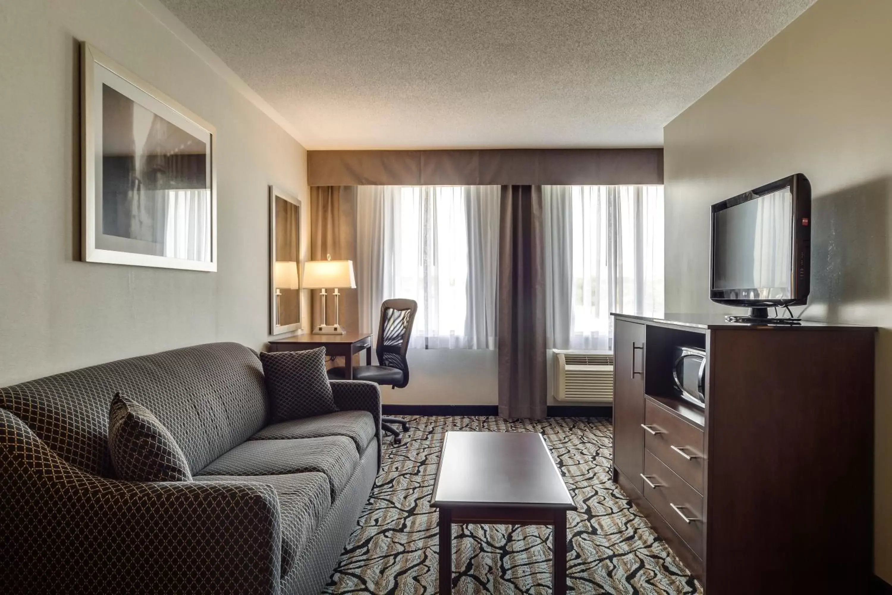 Living room, Seating Area in Monte Carlo Inn Oakville Suites