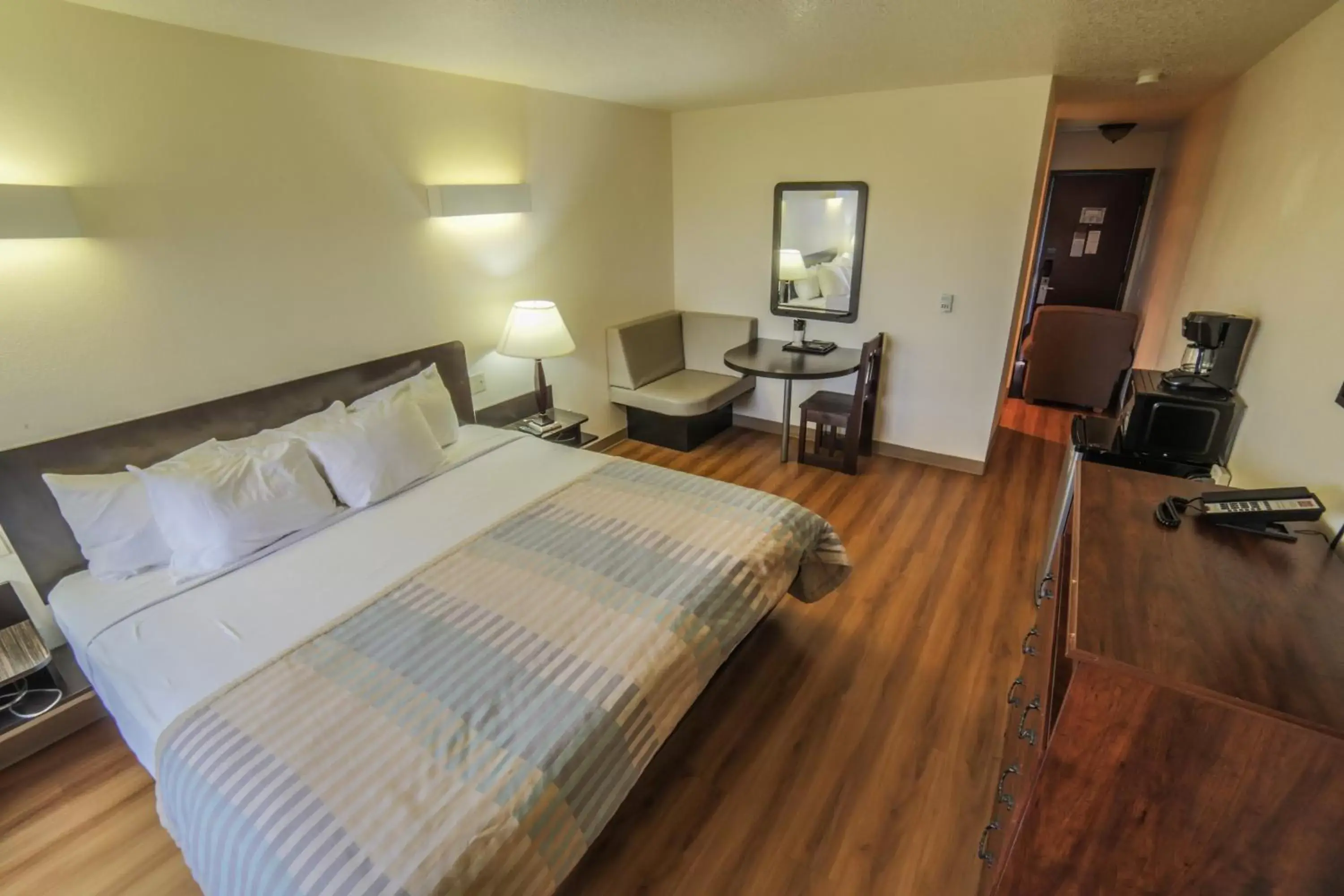 Bedroom, Bed in Sunnyside Inn and Suites Bedroom, Bed in Sunnyside Inn and Suites