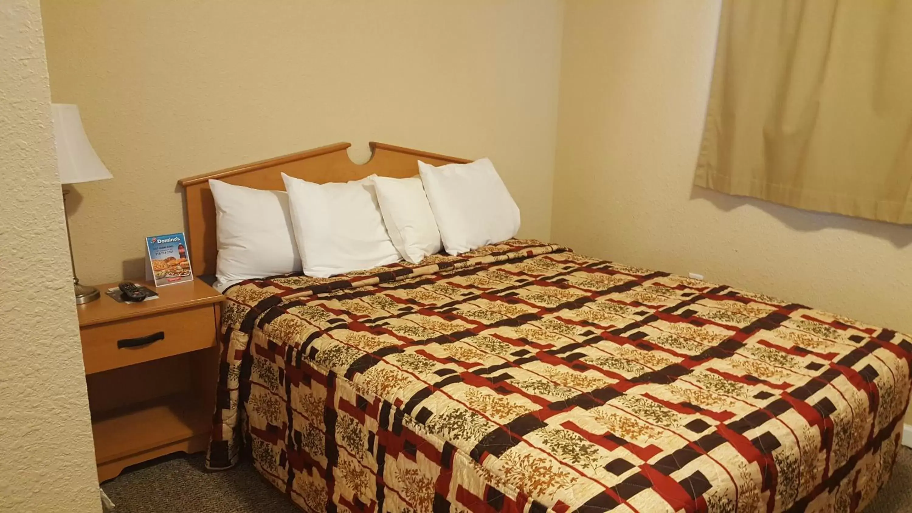 Bedroom, Bed in Knights Inn and Suites - Grand Forks