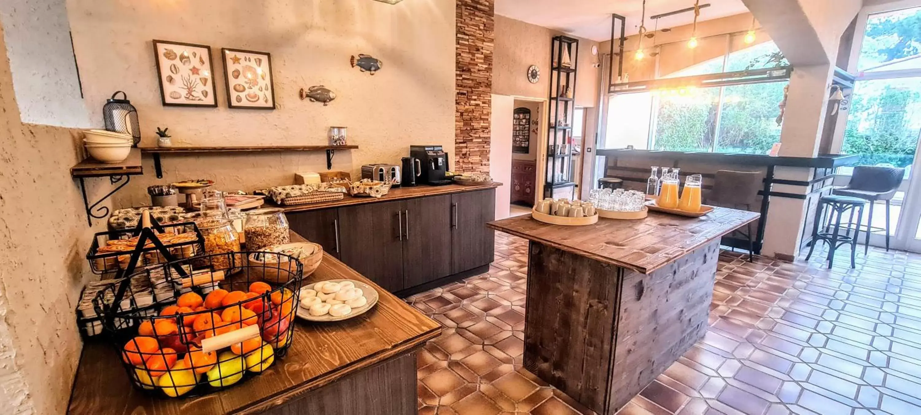 Breakfast, Kitchen/Kitchenette in Hôtel Le Maritime