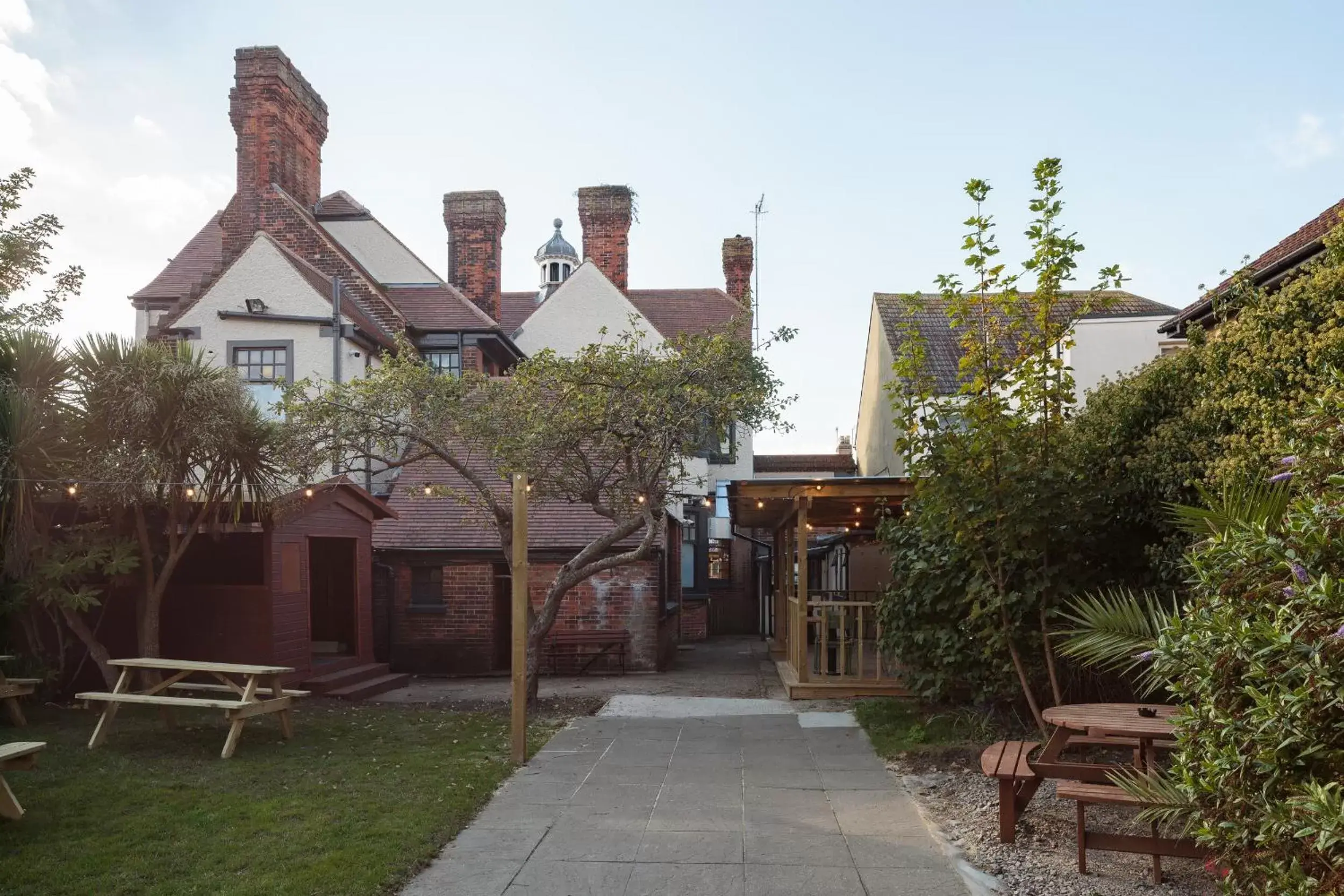 Garden, Property Building in The Crabtree Inn