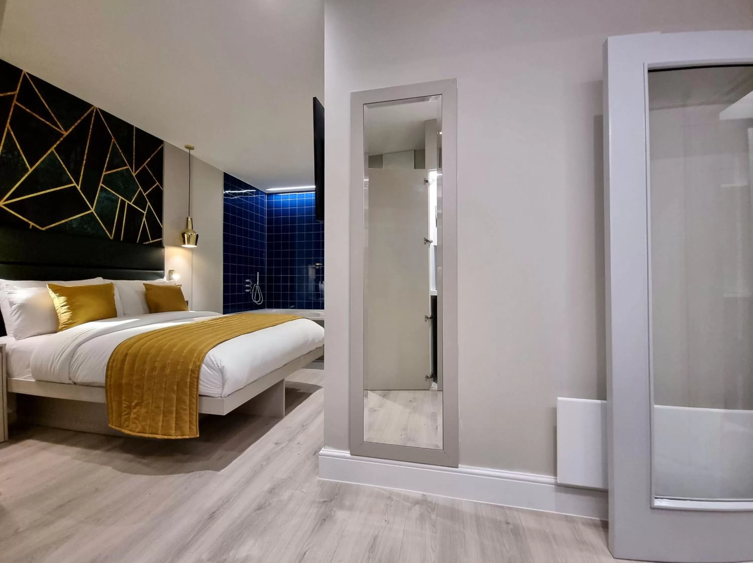 Photo of the whole room, Bed in NOX Edgware Road