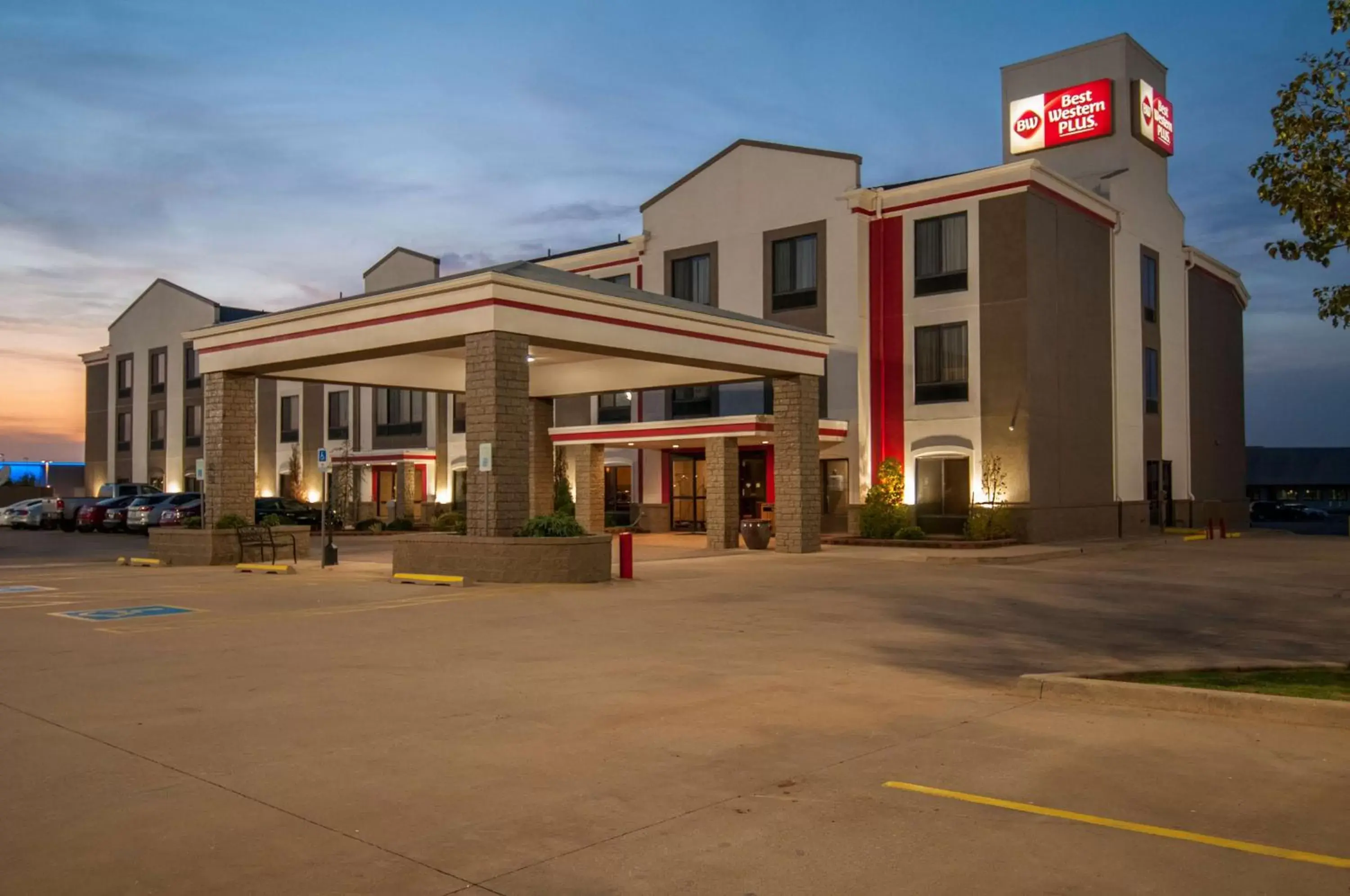 Property Building in Best Western Plus Memorial Inn & Suites